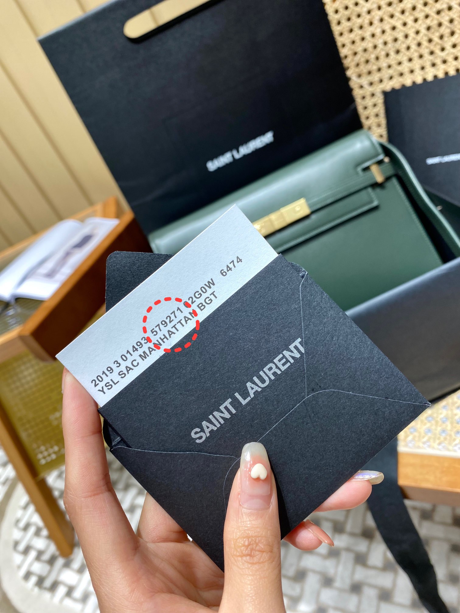 Ysl 𝑴𝒂𝒏𝒉𝒂𝒕𝒕𝒂𝒏 29CM曼哈顿法棍包 579271暗绿色牙签纹金扣