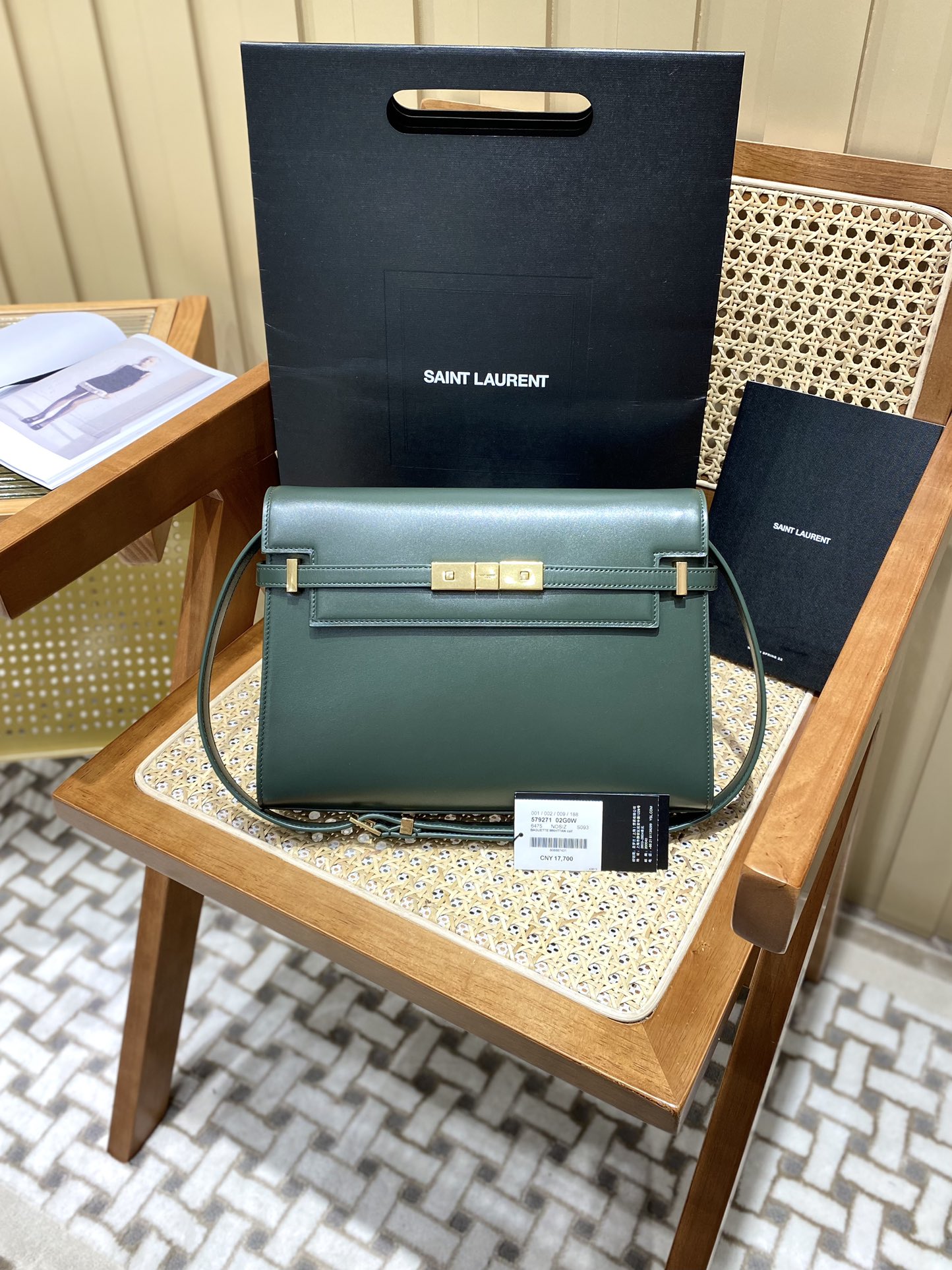 Ysl 𝑴𝒂𝒏𝒉𝒂𝒕𝒕𝒂𝒏 29CM曼哈顿法棍包 579271暗绿色牙签纹金扣