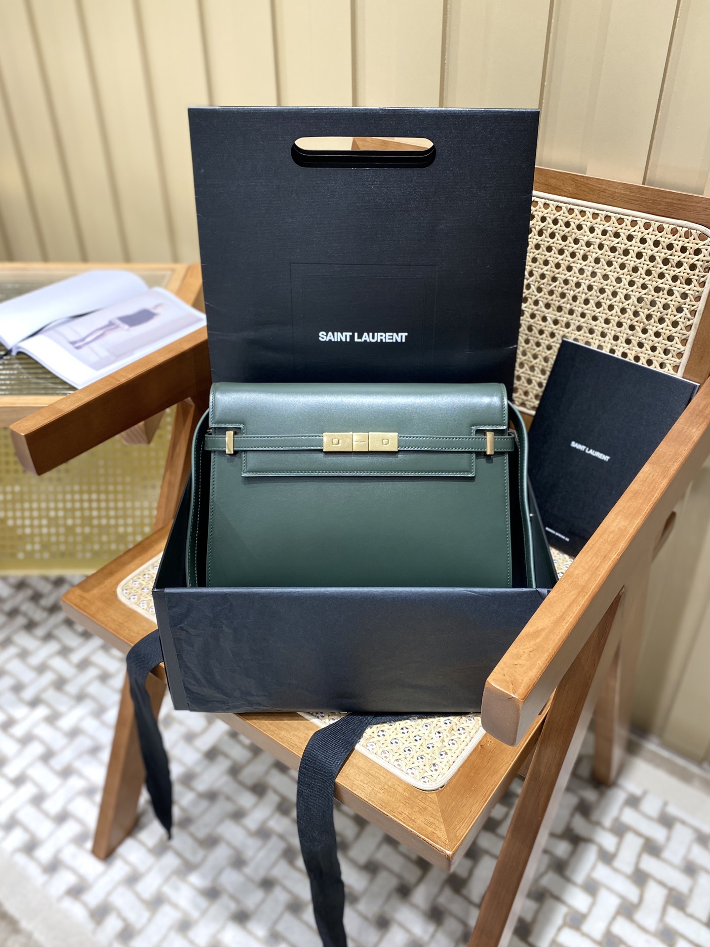 Ysl 𝑴𝒂𝒏𝒉𝒂𝒕𝒕𝒂𝒏 29CM曼哈顿法棍包 579271暗绿色牙签纹金扣