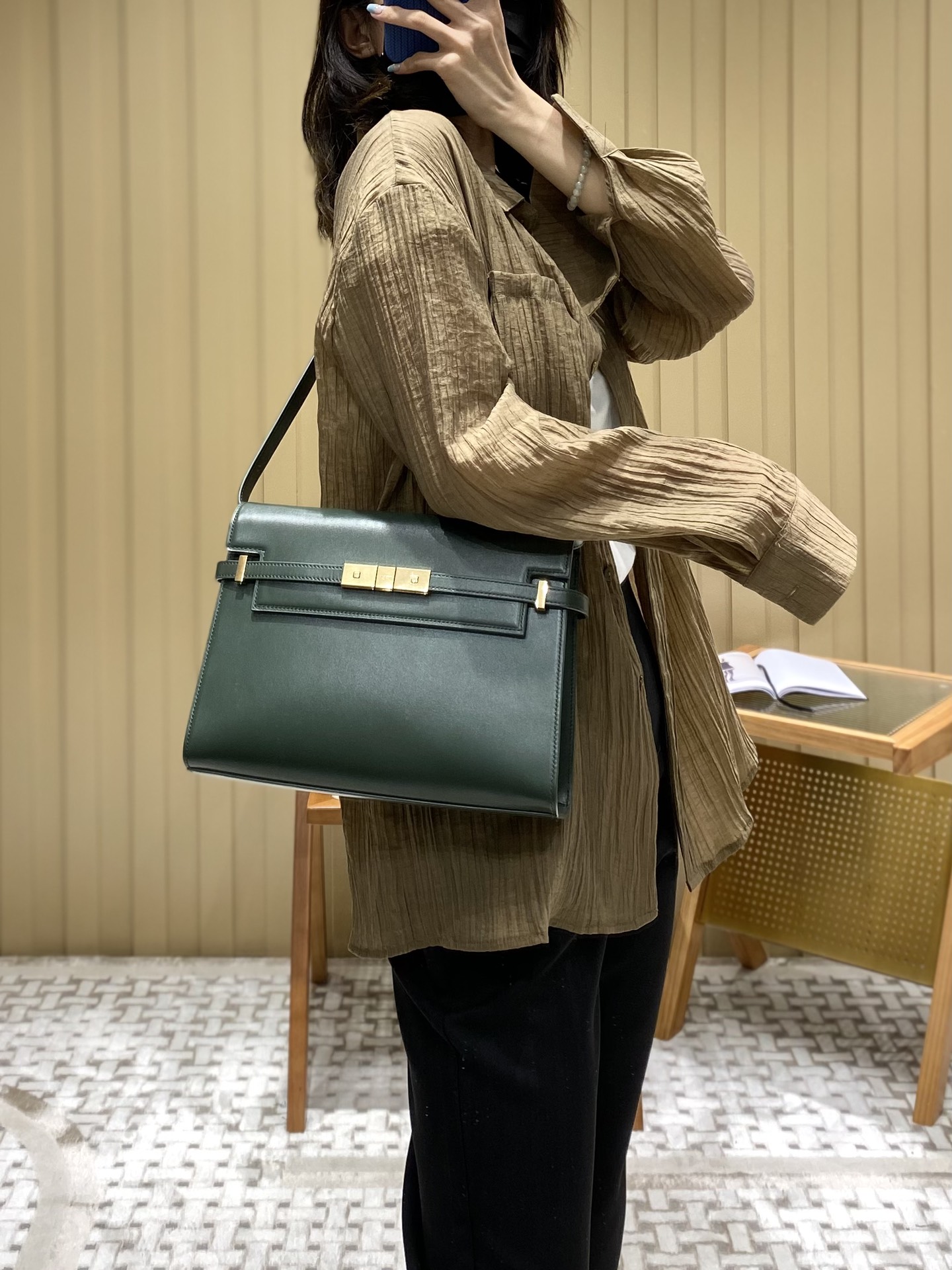 Ysl 𝑴𝒂𝒏𝒉𝒂𝒕𝒕𝒂𝒏 29CM曼哈顿法棍包 579271暗绿色牙签纹金扣