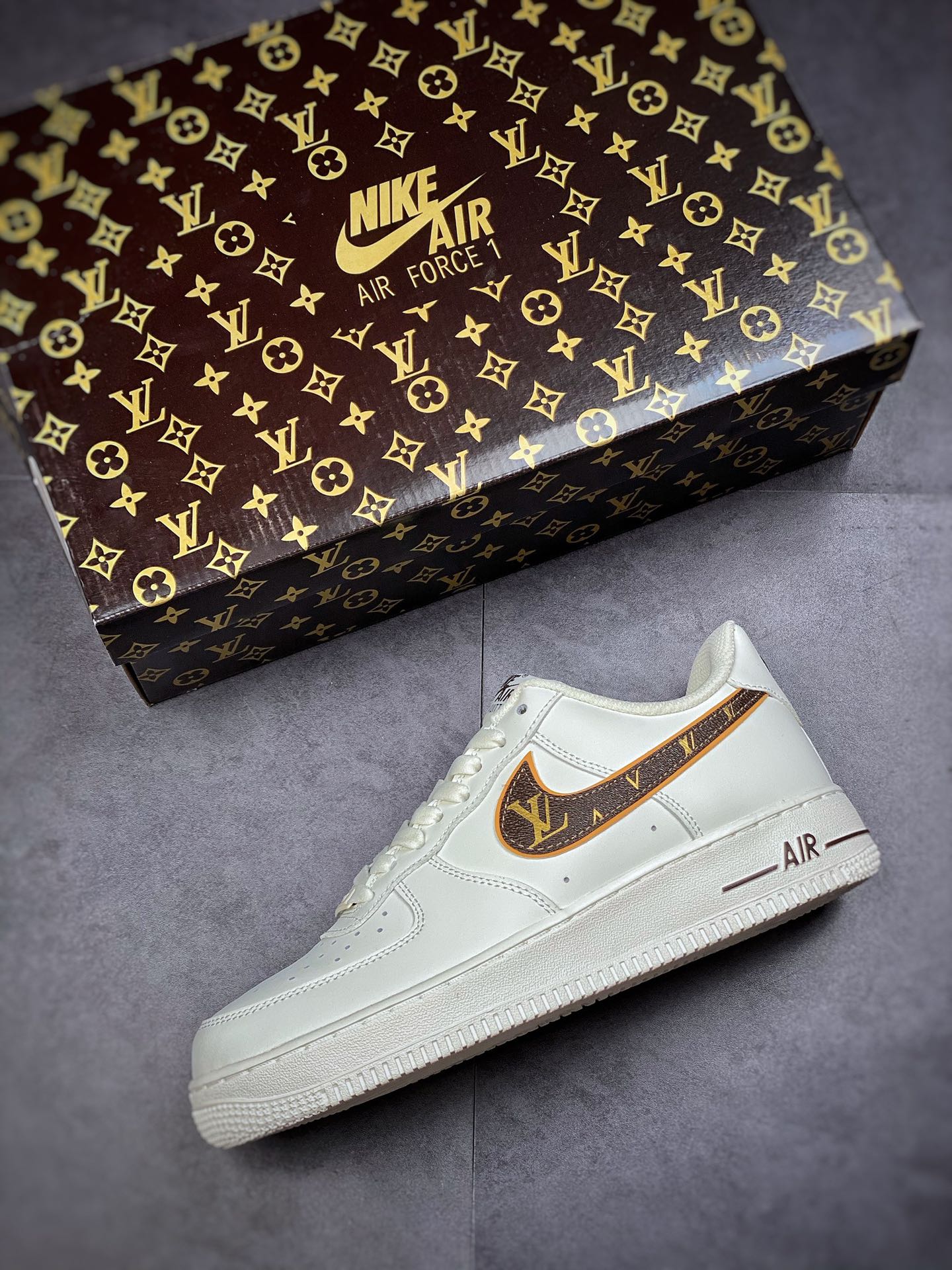 240  Louis Vuitton x Nike Air Force 1 Low 联名老花小钩 KV3696-880