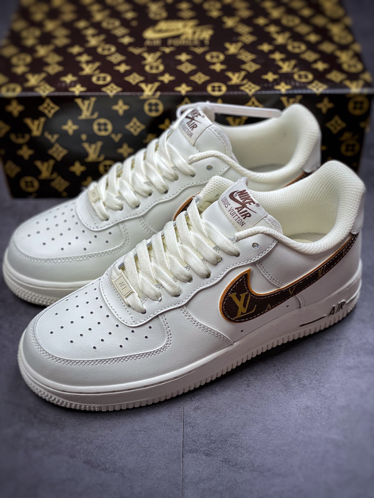 240  Louis Vuitton x Nike Air Force 1 Low 联名老花小钩 KV3696-880