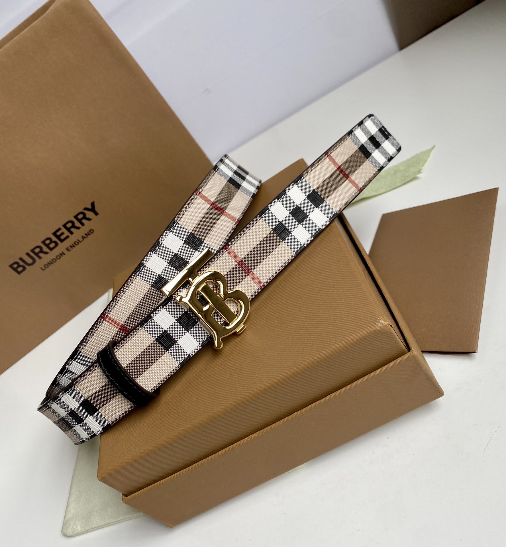 [Burberry Belts]Burberry counters simultaneously launch new Italian belts Deco