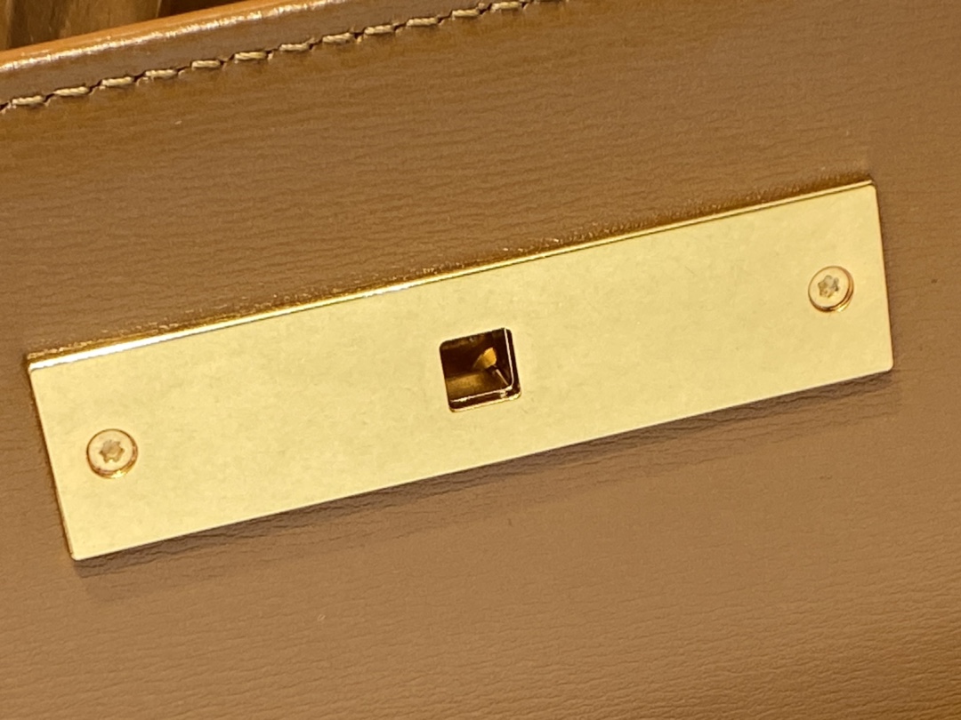 Ysl 𝑴𝒂𝒏𝒉𝒂𝒕𝒕𝒂𝒏 29CM曼哈顿法棍包 579271棕皮配杏色帆布金扣