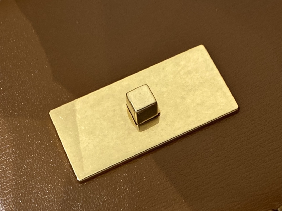 Ysl 𝑴𝒂𝒏𝒉𝒂𝒕𝒕𝒂𝒏 29CM曼哈顿法棍包 579271棕皮配杏色帆布金扣