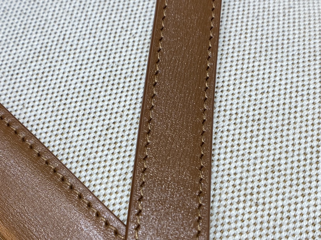 Ysl 𝑴𝒂𝒏𝒉𝒂𝒕𝒕𝒂𝒏 29CM曼哈顿法棍包 579271棕皮配杏色帆布金扣