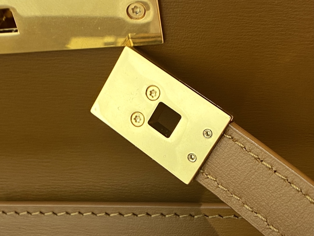 Ysl 𝑴𝒂𝒏𝒉𝒂𝒕𝒕𝒂𝒏 29CM曼哈顿法棍包 579271棕皮配杏色帆布金扣