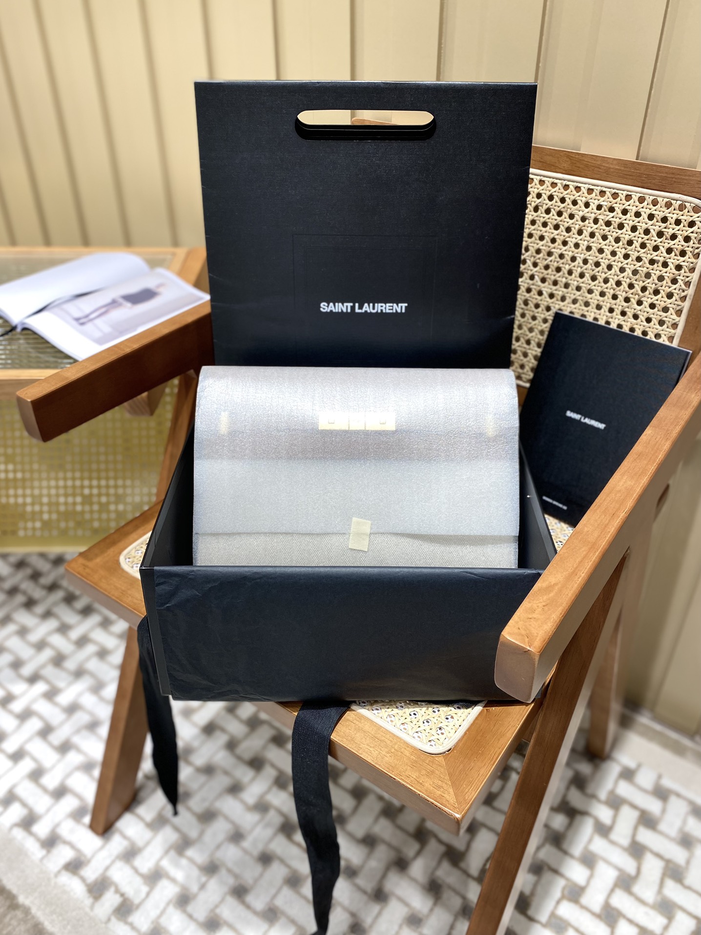 Ysl 𝑴𝒂𝒏𝒉𝒂𝒕𝒕𝒂𝒏 29CM曼哈顿法棍包 579271棕皮配杏色帆布金扣