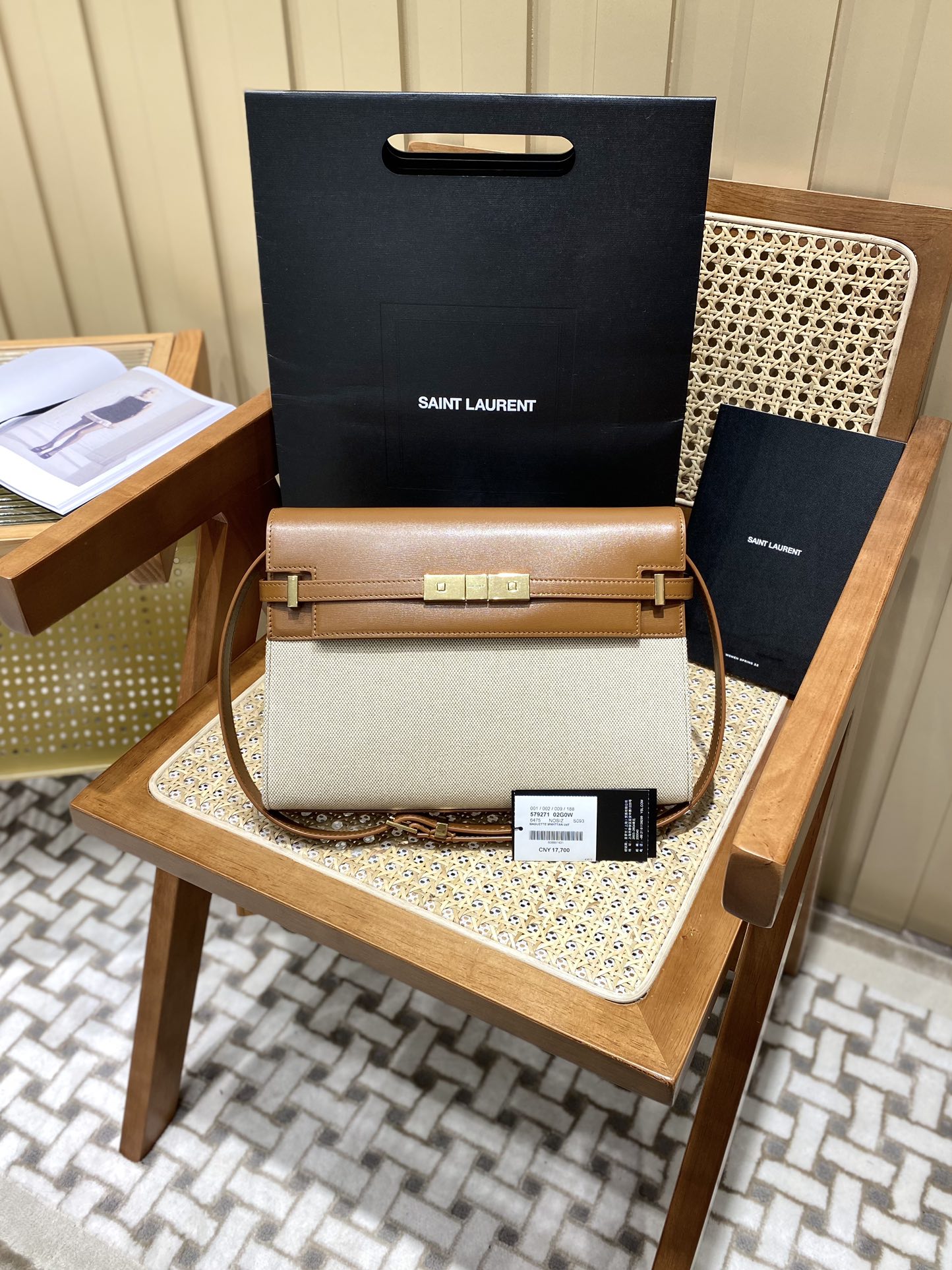 Ysl 𝑴𝒂𝒏𝒉𝒂𝒕𝒕𝒂𝒏 29CM曼哈顿法棍包 579271棕皮配杏色帆布金扣