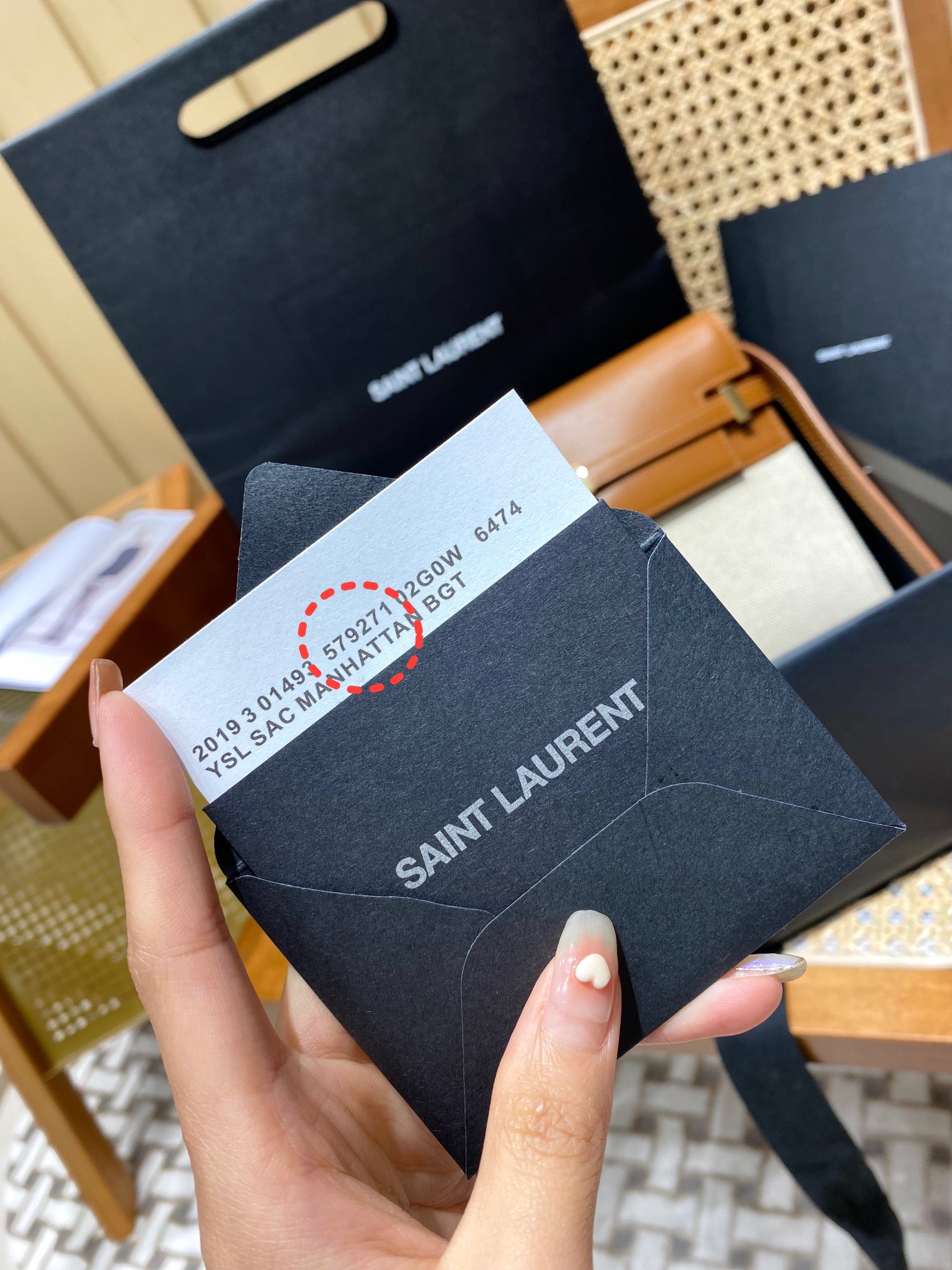 Ysl 𝑴𝒂𝒏𝒉𝒂𝒕𝒕𝒂𝒏 29CM曼哈顿法棍包 579271棕皮配杏色帆布金扣