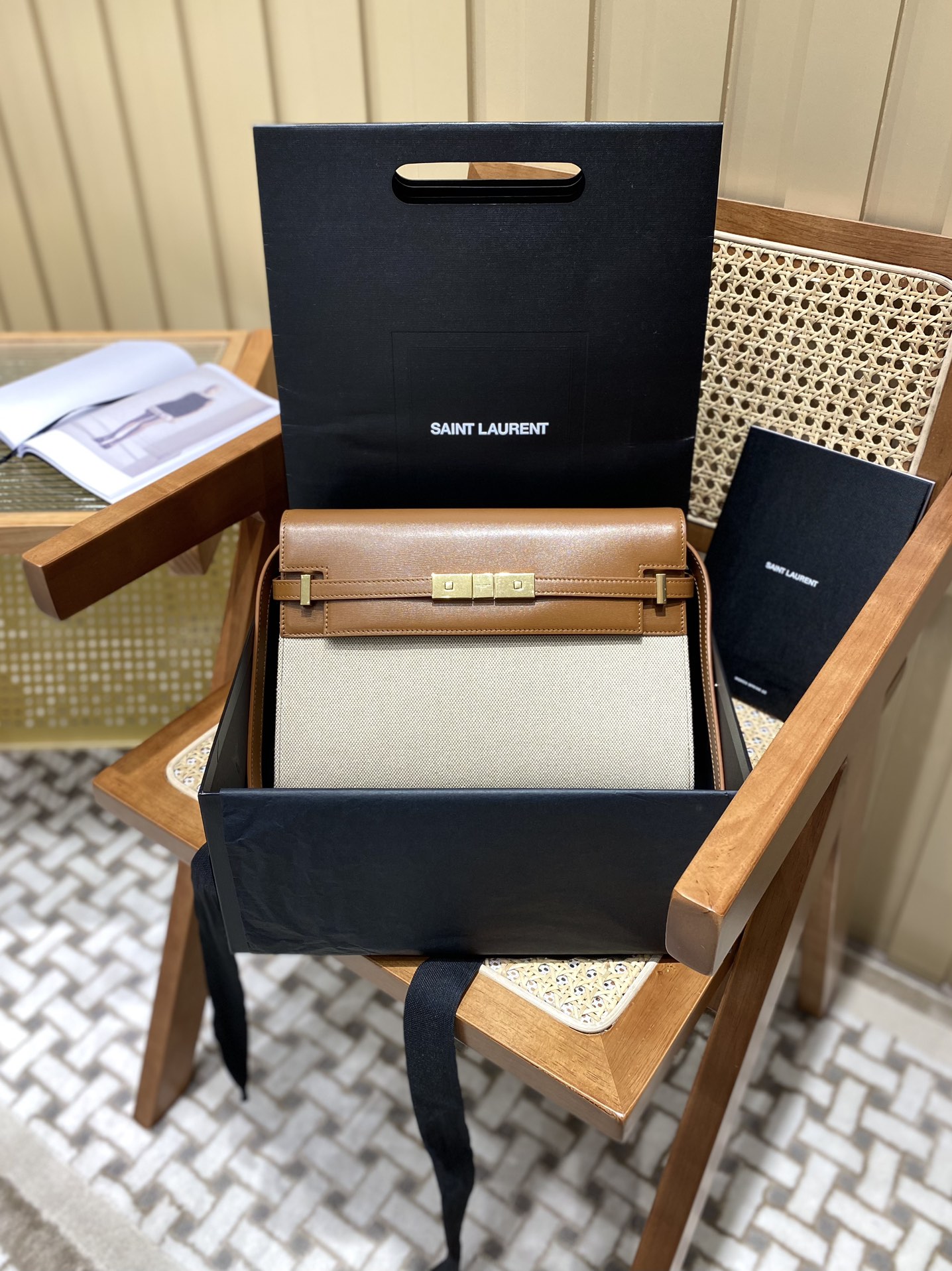 Ysl 𝑴𝒂𝒏𝒉𝒂𝒕𝒕𝒂𝒏 29CM曼哈顿法棍包 579271棕皮配杏色帆布金扣