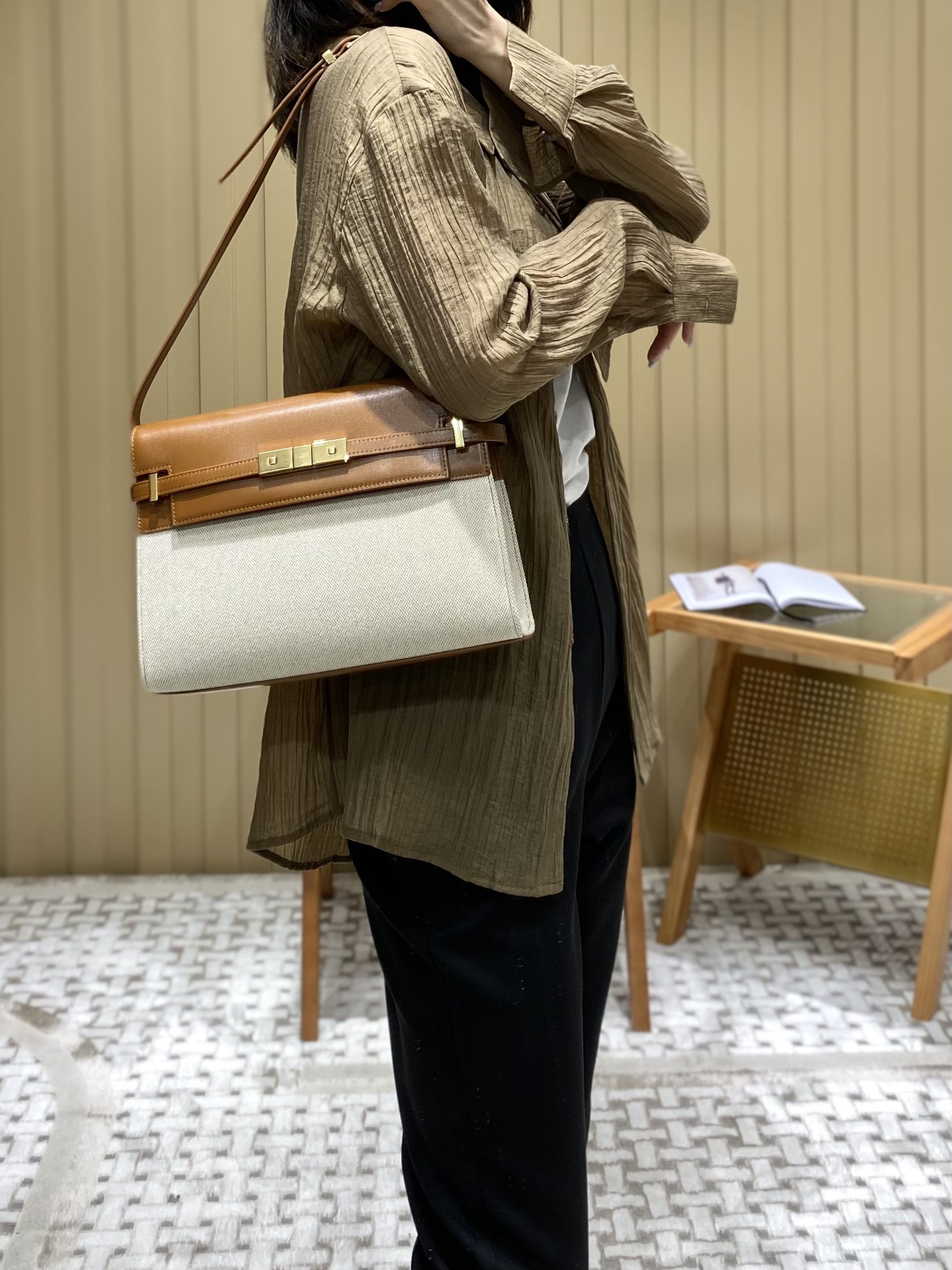 Ysl 𝑴𝒂𝒏𝒉𝒂𝒕𝒕𝒂𝒏 29CM曼哈顿法棍包 579271棕皮配杏色帆布金扣