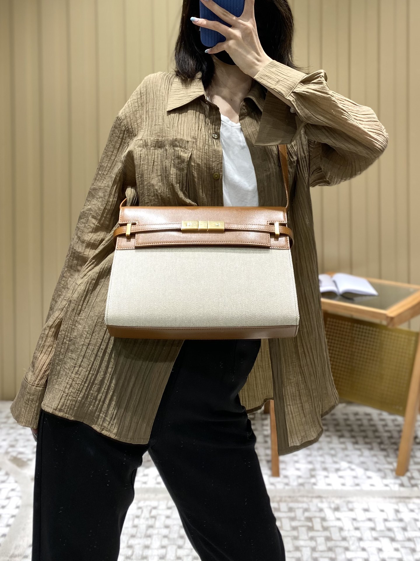 Ysl 𝑴𝒂𝒏𝒉𝒂𝒕𝒕𝒂𝒏 29CM曼哈顿法棍包 579271棕皮配杏色帆布金扣