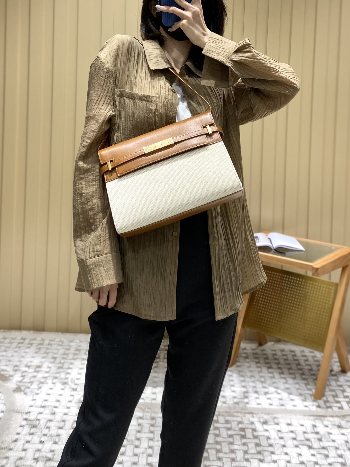 Ysl 𝑴𝒂𝒏𝒉𝒂𝒕𝒕𝒂𝒏 29CM曼哈顿法棍包 579271棕皮配杏色帆布金扣