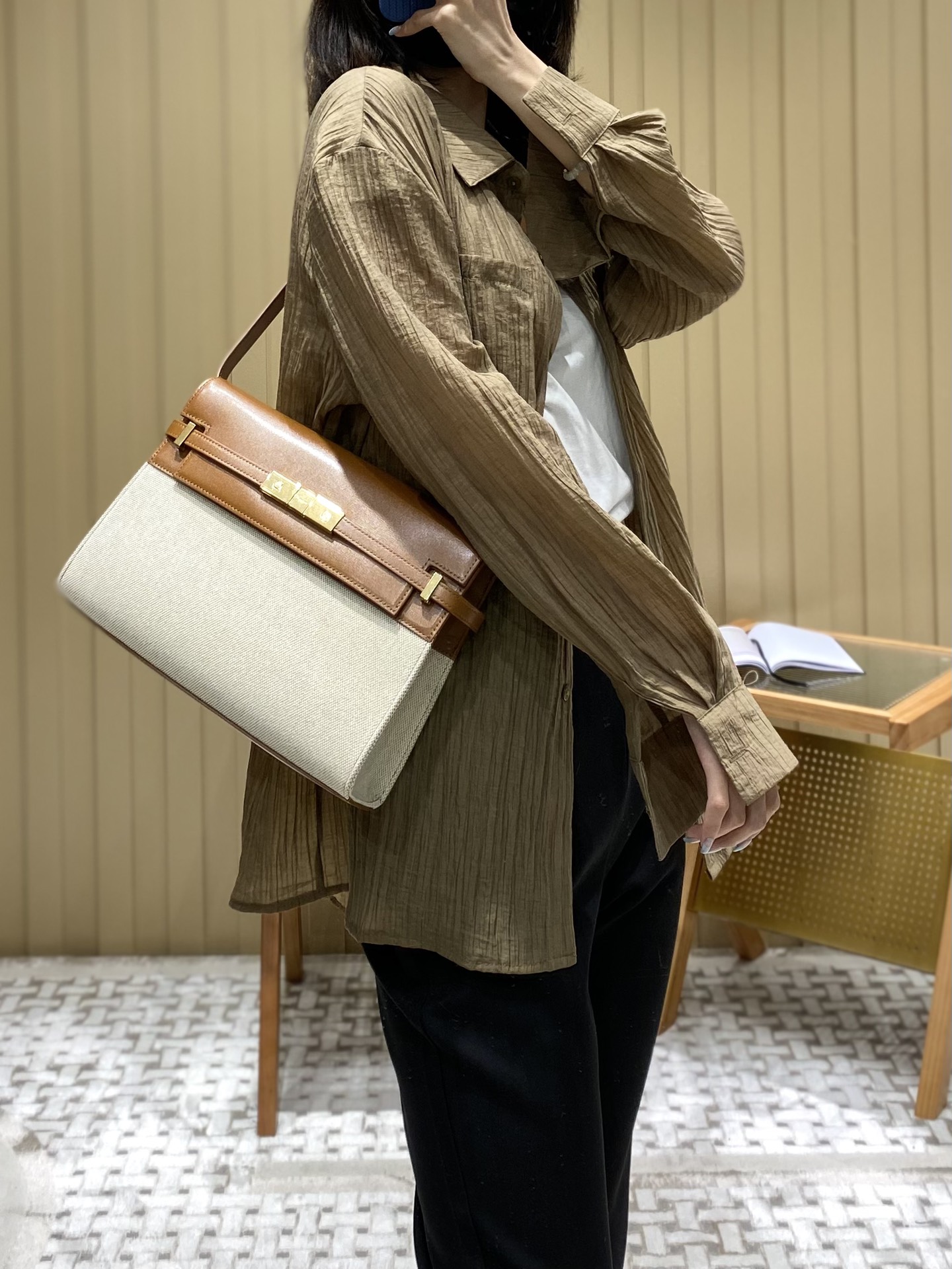 Ysl 𝑴𝒂𝒏𝒉𝒂𝒕𝒕𝒂𝒏 29CM曼哈顿法棍包 579271棕皮配杏色帆布金扣