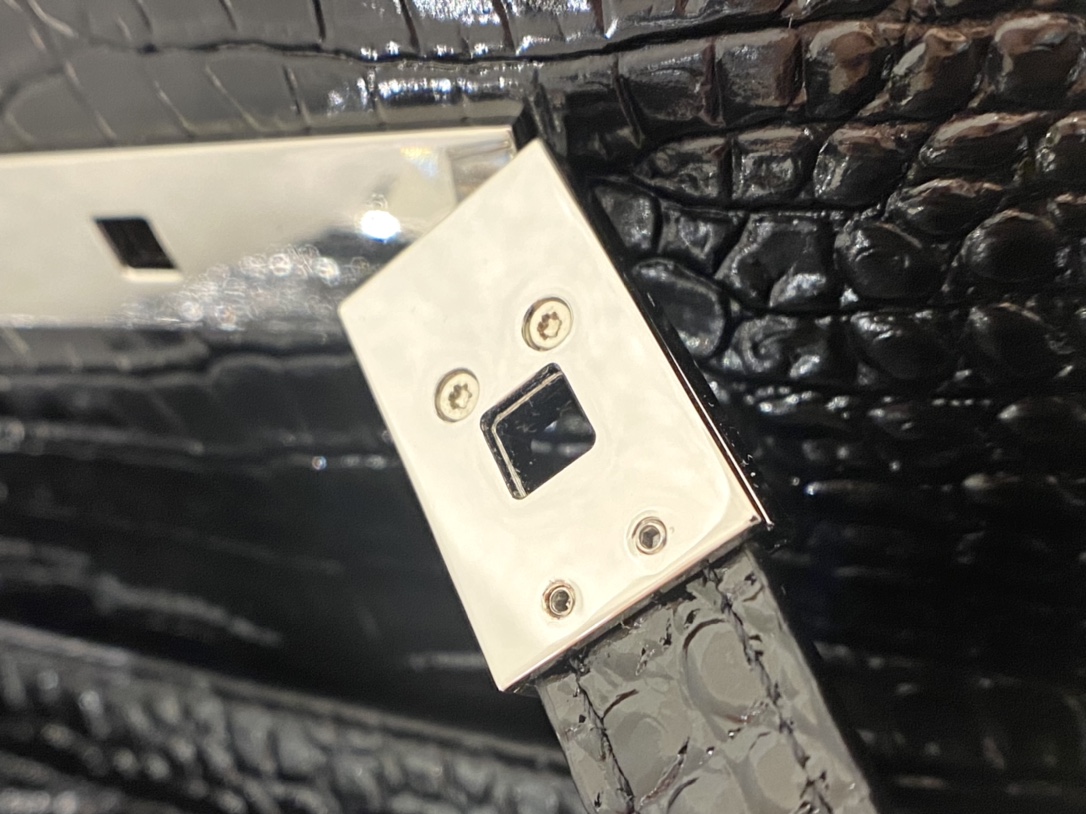 Ysl 𝑴𝒂𝒏𝒉𝒂𝒕𝒕𝒂𝒏曼哈顿法棍包 579271黑色鳄鱼纹银扣