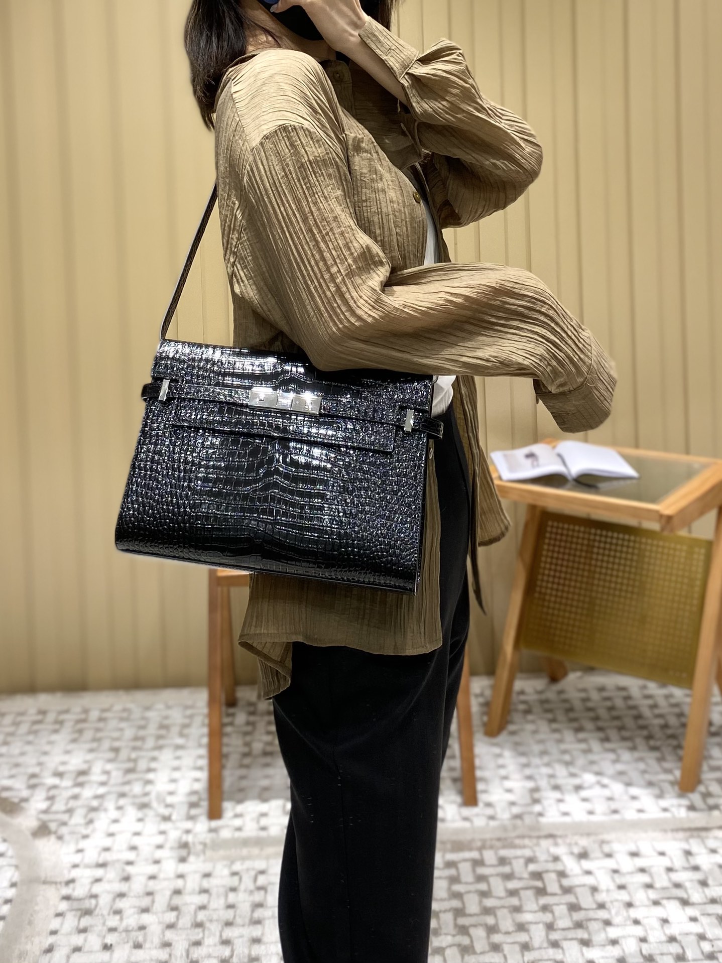 Ysl 𝑴𝒂𝒏𝒉𝒂𝒕𝒕𝒂𝒏曼哈顿法棍包 579271黑色鳄鱼纹银扣