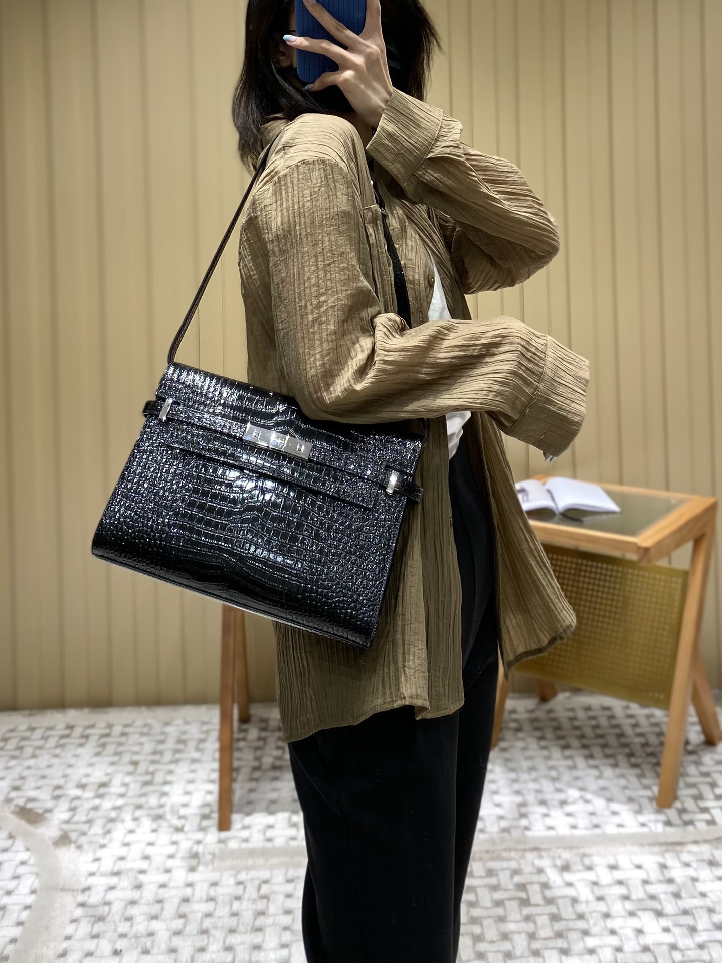 Ysl 𝑴𝒂𝒏𝒉𝒂𝒕𝒕𝒂𝒏曼哈顿法棍包 579271黑色鳄鱼纹银扣