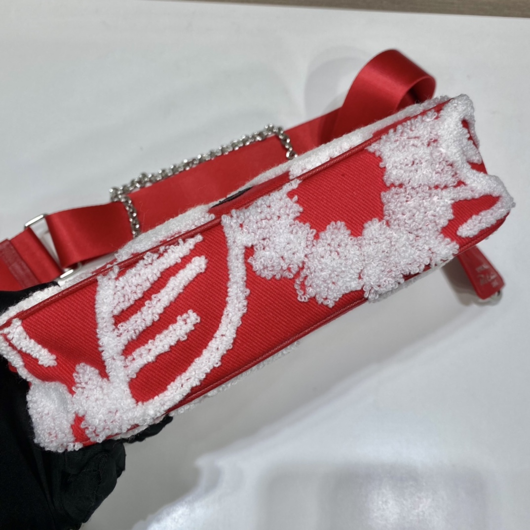 PRADA普拉达刺绣三合一腋下包1BH204