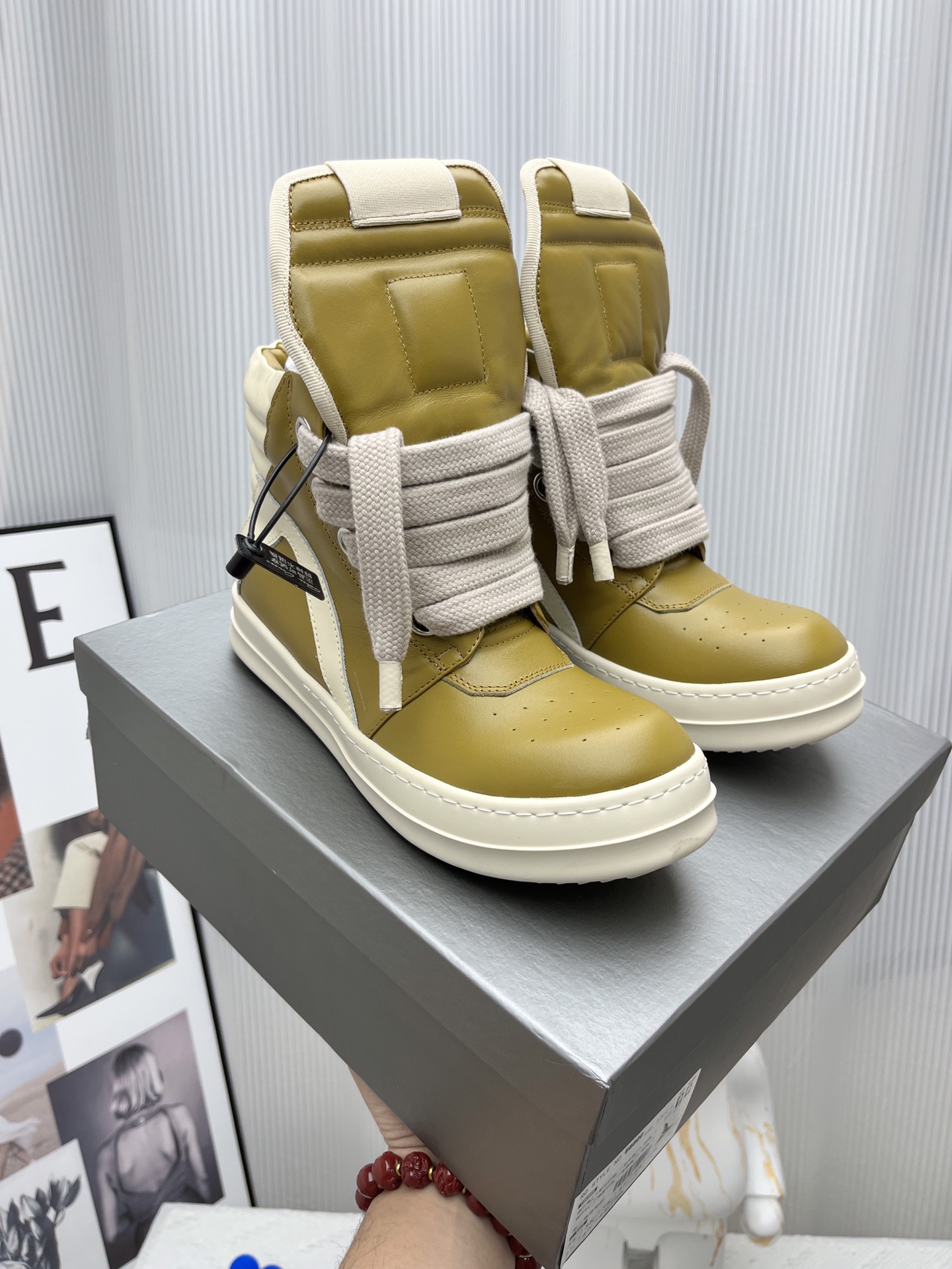 NO:236487,Rick Owens Rick Owens Inverted Triangle, I believe many friends who know Owens will know this pair of shoes. Rick Owens' first pair of dunks is the big hook that everyone usually says looks very similar to Nike. In fact, he designed it with Nike as inspiration. Then now it has gradually evolved into Geobasket Inverted Triangle, and has become a classic pair of shoes in dark outfits. Fabric: cowhide Size: 38--45 Color Yellow Black Red White, Casual Shoes/Sneakers, Sneakers, cowhide19860909瑞克·欧文斯 Rick Owens 倒三角,相信很多认识欧文斯的小伙伴都会认识这双鞋,Rick Owens她的第一双dunk,就是平时大家都说的那个大勾子很像耐克.其实他就是拿耐克做灵感设计出来的.然后现在慢慢演变成Geobasket 倒三角,而且已经成为了暗黑穿搭里一双经典的鞋子. 面料:牛皮 码数:38--45 颜色黄色 黑色 红色 白色,休闲鞋/运动鞋,sneakers,cowhide,Women's Shoes