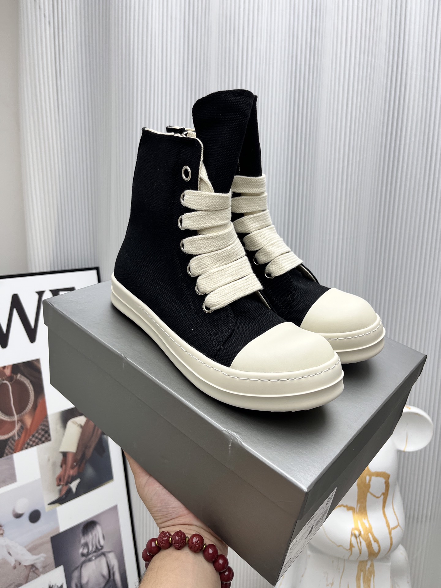 NO:236484,【Rick Owens】 is known as Goethe-style minimalism and the originator of the dark style. It mainly focuses on black and white, simple and unique. This shoe is simply cool!  Rick Owens, who has a symbol of rebellious culture in his personality, a quirky style, and is full of construction aesthetic design, is really awesome!  Sole thickness is 3.5cm. Size 34-45, casual shoes/sports shoes, sneakers19860909【Rick Owens】 被称为歌德式极简主义,暗黑系鼻祖,以基础黑白为主,简约且独特.这款鞋简直酷毙了！个性中带有叛逆文化象征,且风格古怪,充满建设美学设计的Rick Owens 真是绝绝子！ 鞋底厚度为3.5cm .. 码数34-45,休闲鞋/运动鞋,sneakers,Women's Shoes