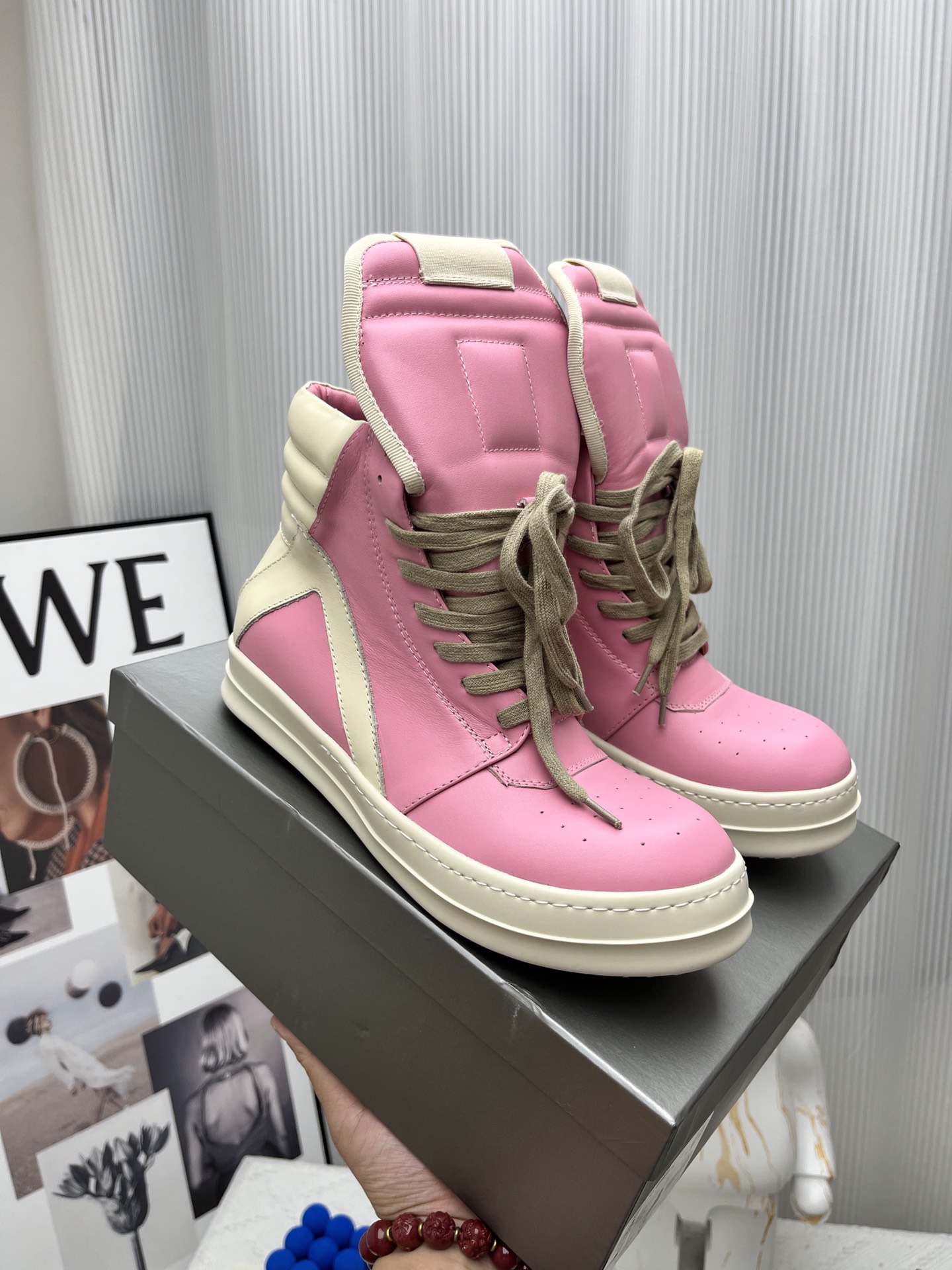 NO:236477,Rick Owens Rick Owens Inverted Triangle, I believe many friends who know Owens will know this pair of shoes. Rick Owens' first pair of dunks is the big hook that everyone usually says looks very similar to Nike. In fact, he designed it with Nike as inspiration. Then now it has gradually evolved into Geobasket Inverted Triangle, and has become a classic pair of shoes in dark outfits. Fabric: cowhide Size: 35-45 Color Black White Red Pink, Casual Shoes/Sneakers, Sneakers, cowhide19860909瑞克·欧文斯 Rick Owens 倒三角,相信很多认识欧文斯的小伙伴都会认识这双鞋,Rick Owens她的第一双dunk,就是平时大家都说的那个大勾子很像耐克.其实他就是拿耐克做灵感设计出来的.然后现在慢慢演变成Geobasket 倒三角,而且已经成为了暗黑穿搭里一双经典的鞋子. 面料:牛皮 码数:35-45 颜色黑色 白色 红色 粉色,休闲鞋/运动鞋,sneakers,cowhide,Women's Shoes