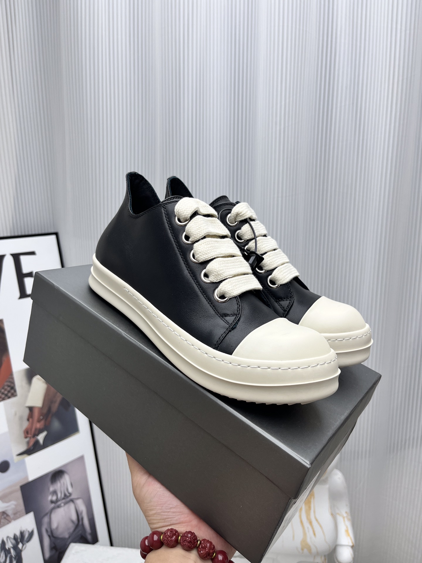 NO:236474,【Rick Owens】 is known as Goethe-style minimalism and the originator of the dark style. It mainly focuses on black and white, simple and unique. This shoe is simply cool!  Rick Owens, who has a symbol of rebellious culture in his personality, a quirky style, and is full of construction aesthetic design, is really awesome!  Sole thickness is 3.5cm. Size 34-45, casual shoes/sports shoes, sneakers19860909【Rick Owens】 被称为歌德式极简主义,暗黑系鼻祖,以基础黑白为主,简约且独特.这款鞋简直酷毙了！个性中带有叛逆文化象征,且风格古怪,充满建设美学设计的Rick Owens 真是绝绝子！ 鞋底厚度为3.5cm .. 码数34-45,休闲鞋/运动鞋,sneakers,Women's Shoes