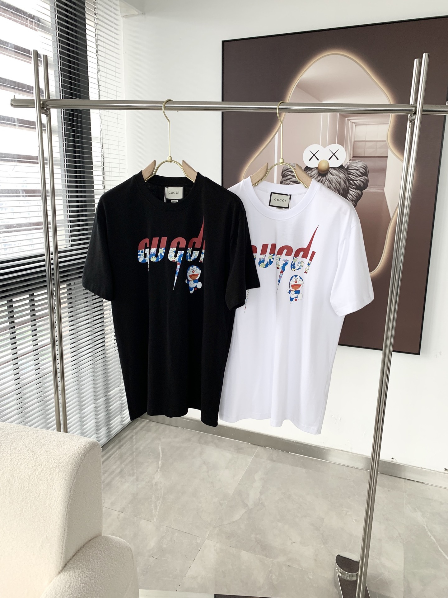 GUCCI 2024春夏男女同款👫情侣款最新的贸易订单短袖T恤，全品相！！网红款！采用logo图案压胶设计！上身舒适透气，不僵硬，整体有着丰富的立体感，品质出口订单，定制专属纯棉面料剪裁，满足通勤人们对于着装的简约需求，上身效果很好，显…