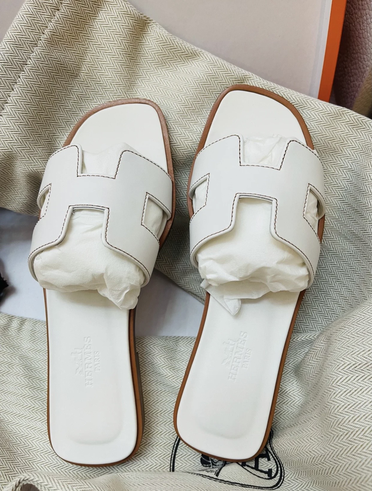 NO:253558,H brand new pure white flat-soled Oran slippers, must-have for summer, must-have for classics, go away as soon as you drag, slippers, slippers19860909H牌新版纯白平底Oran拖鞋,夏天必备,经典必入,一拖就走,拖鞋,slippers,Women's Shoes