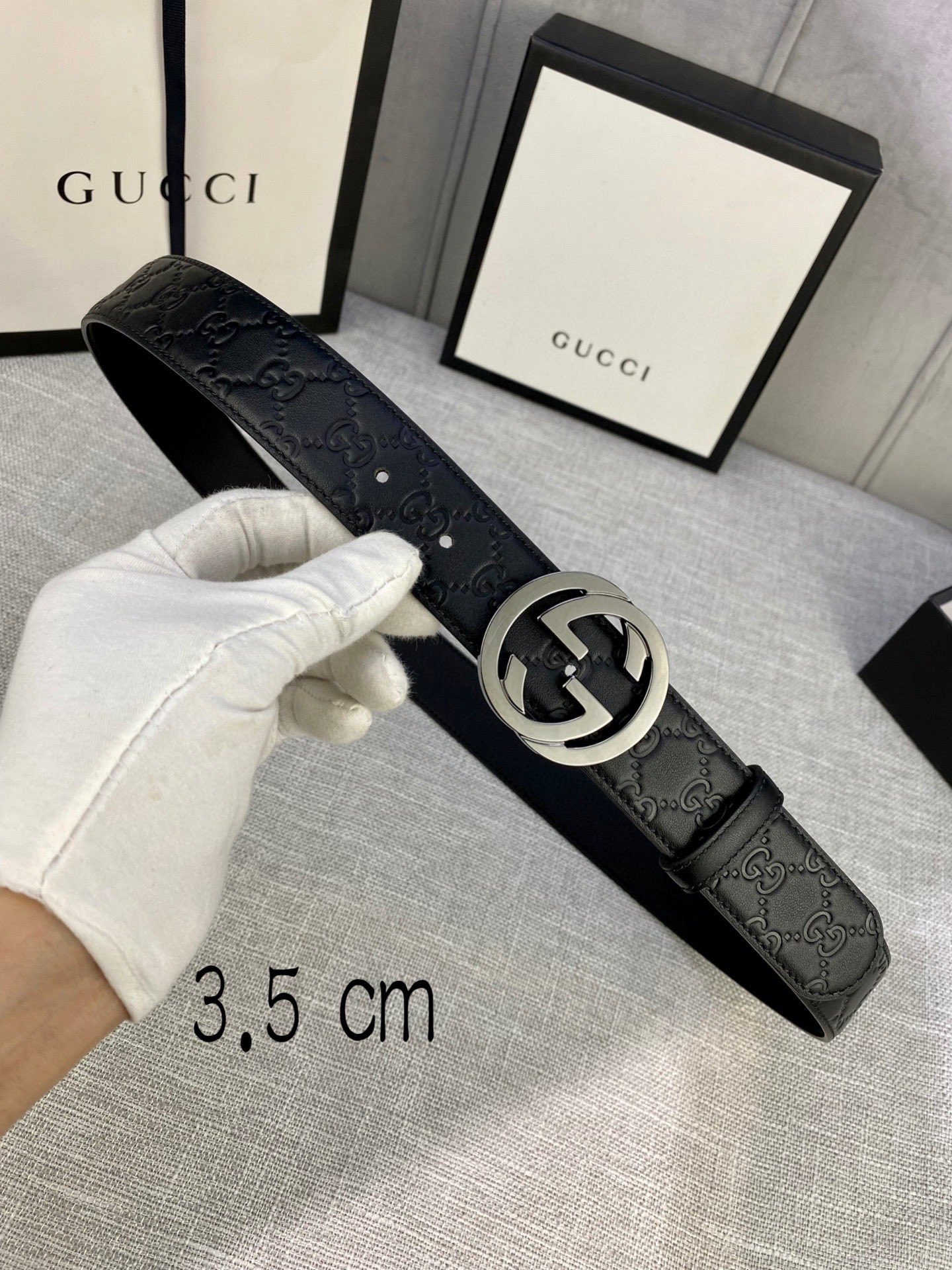 宽度3.5cm互扣式双G带采用热压印技术的GucciSignature皮革精制而成触感厚实印花图案清晰分