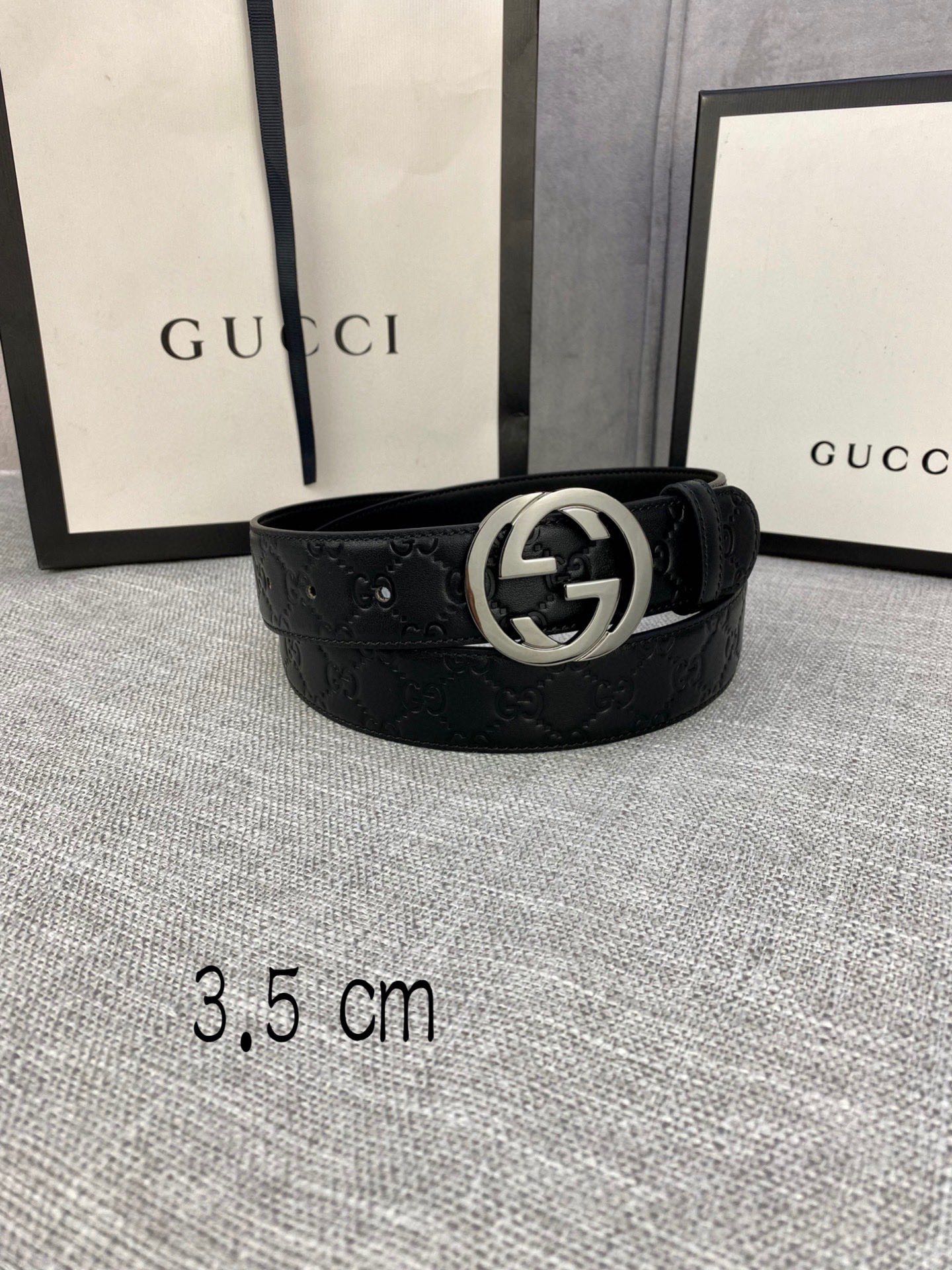 宽度3.5cm互扣式双G带采用热压印技术的GucciSignature皮革精制而成触感厚实印花图案清晰分