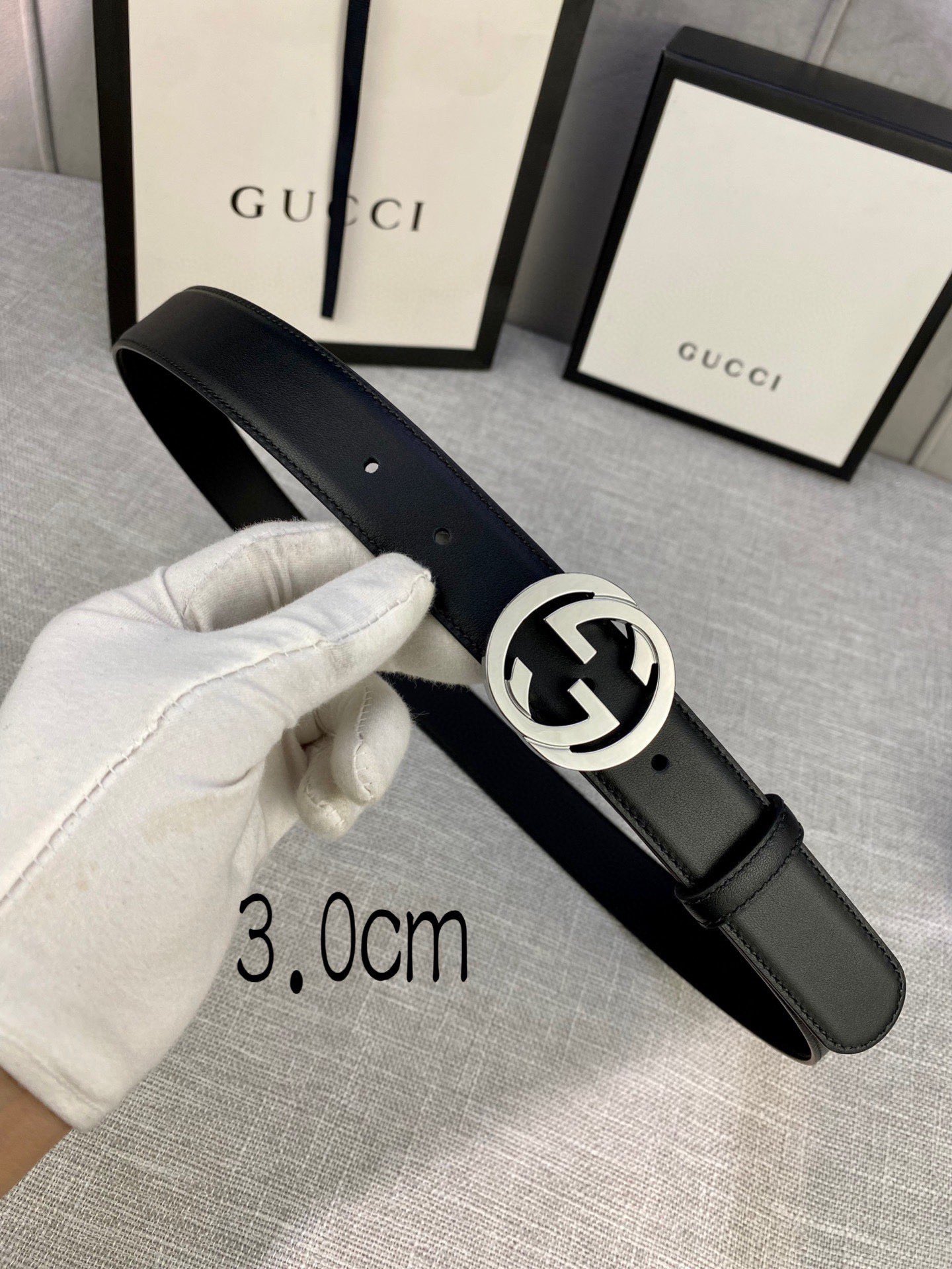 宽度3.0cm互扣式双G带采用热压印技术的GucciSignature皮革精制而成触感厚实印花图案清晰分