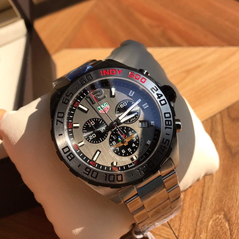 新款～新款高颜值已上线！original Tagheuer 泰格豪雅F1系列，石英男士腕表 原单货！表面立体裁制，六针计时带日历！瑞士原装机芯！精钢表带表壳，蓝宝石玻璃！专柜售价一万多！帅气逼人～43mm表径！配专柜全套包装！