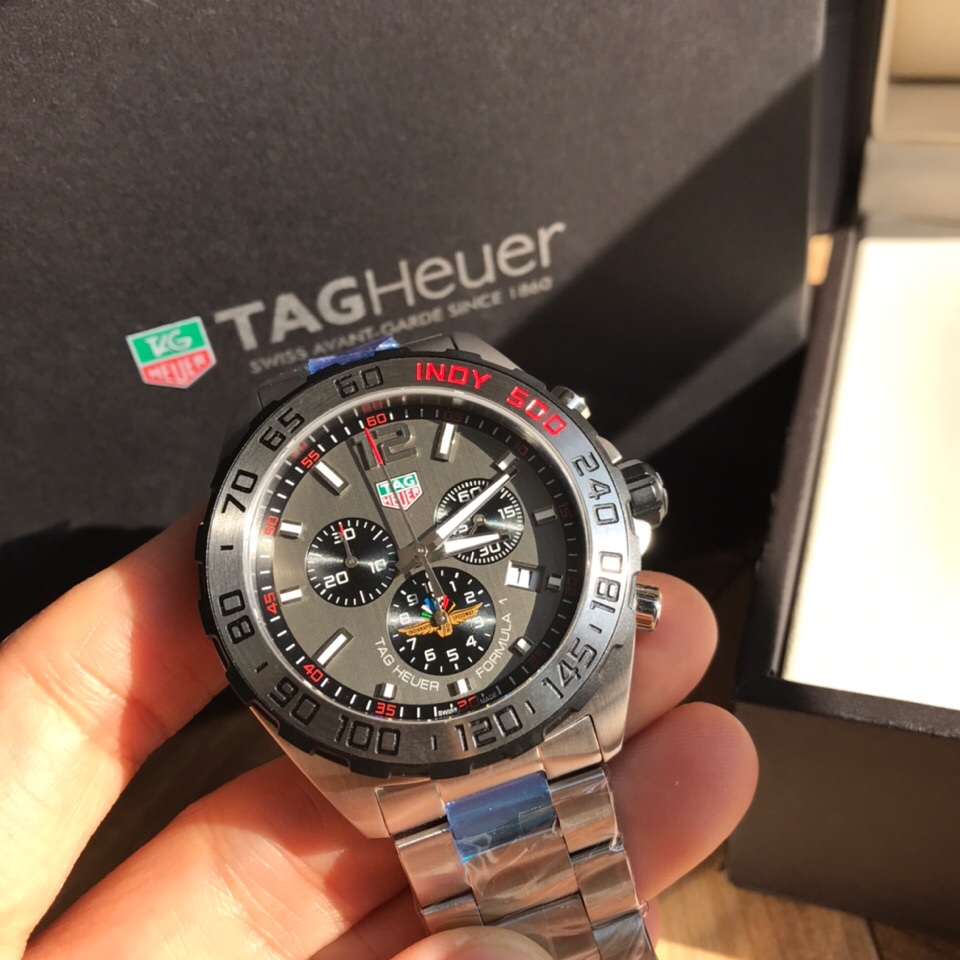 新款～新款高颜值已上线！original Tagheuer 泰格豪雅F1系列，石英男士腕表 原单货！表面立体裁制，六针计时带日历！瑞士原装机芯！精钢表带表壳，蓝宝石玻璃！专柜售价一万多！帅气逼人～43mm表径！配专柜全套包装！