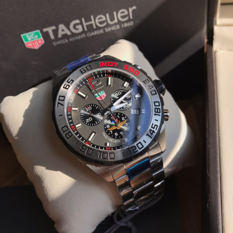 新款～新款高颜值已上线！original Tagheuer 泰格豪雅F1系列，石英男士腕表 原单货！表面立体裁制，六针计时带日历！瑞士原装机芯！精钢表带表壳，蓝宝石玻璃！专柜售价一万多！帅气逼人～43mm表径！配专柜全套包装！