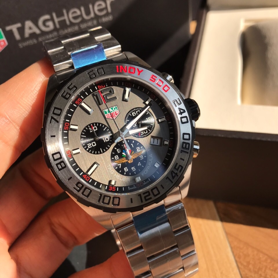 新款～新款高颜值已上线！original Tagheuer 泰格豪雅F1系列，石英男士腕表 原单货！表面立体裁制，六针计时带日历！瑞士原装机芯！精钢表带表壳，蓝宝石玻璃！专柜售价一万多！帅气逼人～43mm表径！配专柜全套包装！