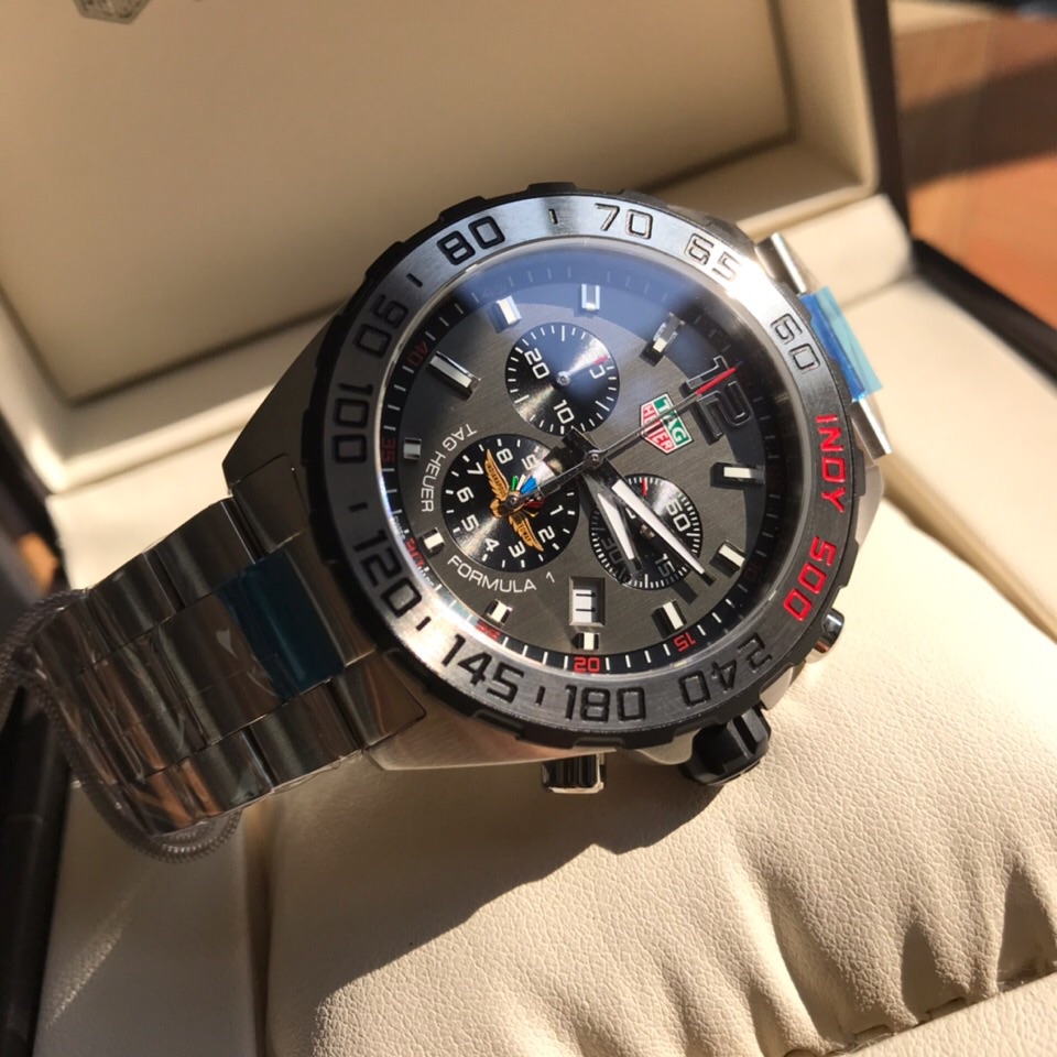 新款～新款高颜值已上线！original Tagheuer 泰格豪雅F1系列，石英男士腕表 原单货！表面立体裁制，六针计时带日历！瑞士原装机芯！精钢表带表壳，蓝宝石玻璃！专柜售价一万多！帅气逼人～43mm表径！配专柜全套包装！