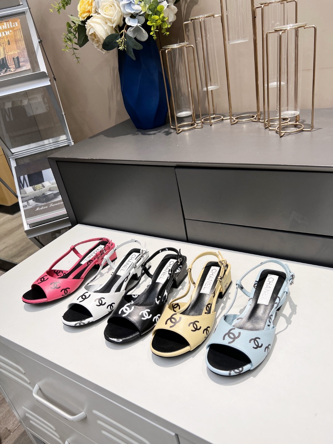 J0   Chanel 香奈儿，小香2022春夏最美凉鞋，没有之一呀不规则印花望知悉今年的走秀款，满满复古高级感，越看越好看鞋面和内里材质进口混种羊皮做小香logo打印，意大利进口大底三个高度 ：3.5cm、6.5cm、7.5cm标准码：35-40