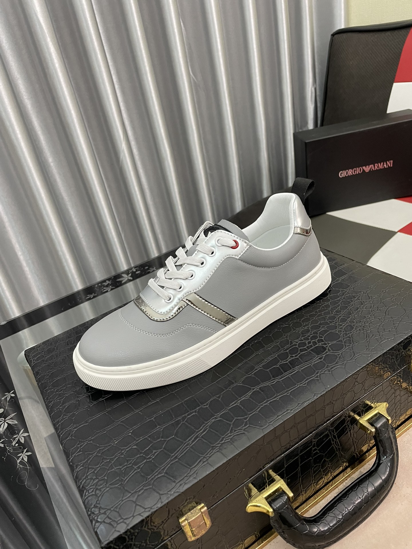 I0  阿玛尼 最潮款、原版鞋面，休闲鞋鞋让行走更加便捷舒适、运动男鞋休闲款，与官方质量相比完美的1：1复刻[色]均采用原版。打造时尚个性衬托你的与众不同😎