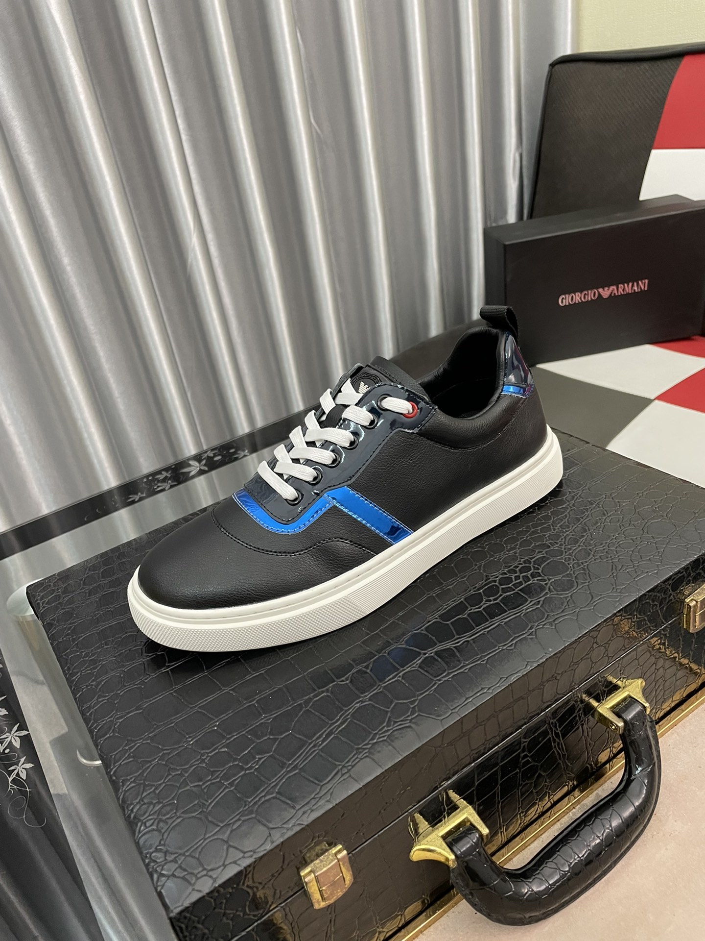 I0  阿玛尼 最潮款、原版鞋面，休闲鞋鞋让行走更加便捷舒适、运动男鞋休闲款，与官方质量相比完美的1：1复刻[色]均采用原版。打造时尚个性衬托你的与众不同😎