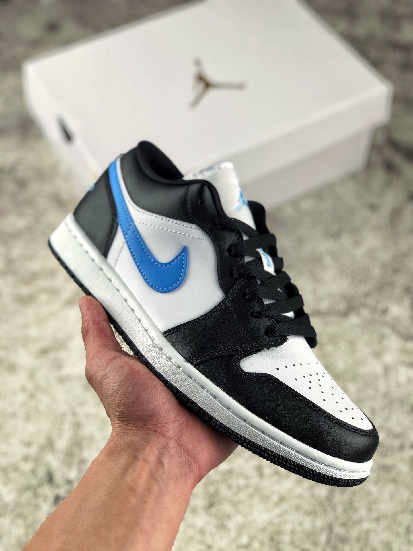 本地自取 终端放店
过验版  Air Jordan 1 Low 黑白蓝
市售最强低帮 天花板品质！
市面唯一正确版本 全鞋正品原材料 
公司原鞋购回重新打版开模 拒绝公底 购置公司同步原材料 都有细节还原95%全网最高版本 原汁原味 忠于原版
货号：DC0774-041
Size：35.5 36 36.5 37.5 38 38.5 39 40 40.5 41 42 42.5 43 44 44.5 45