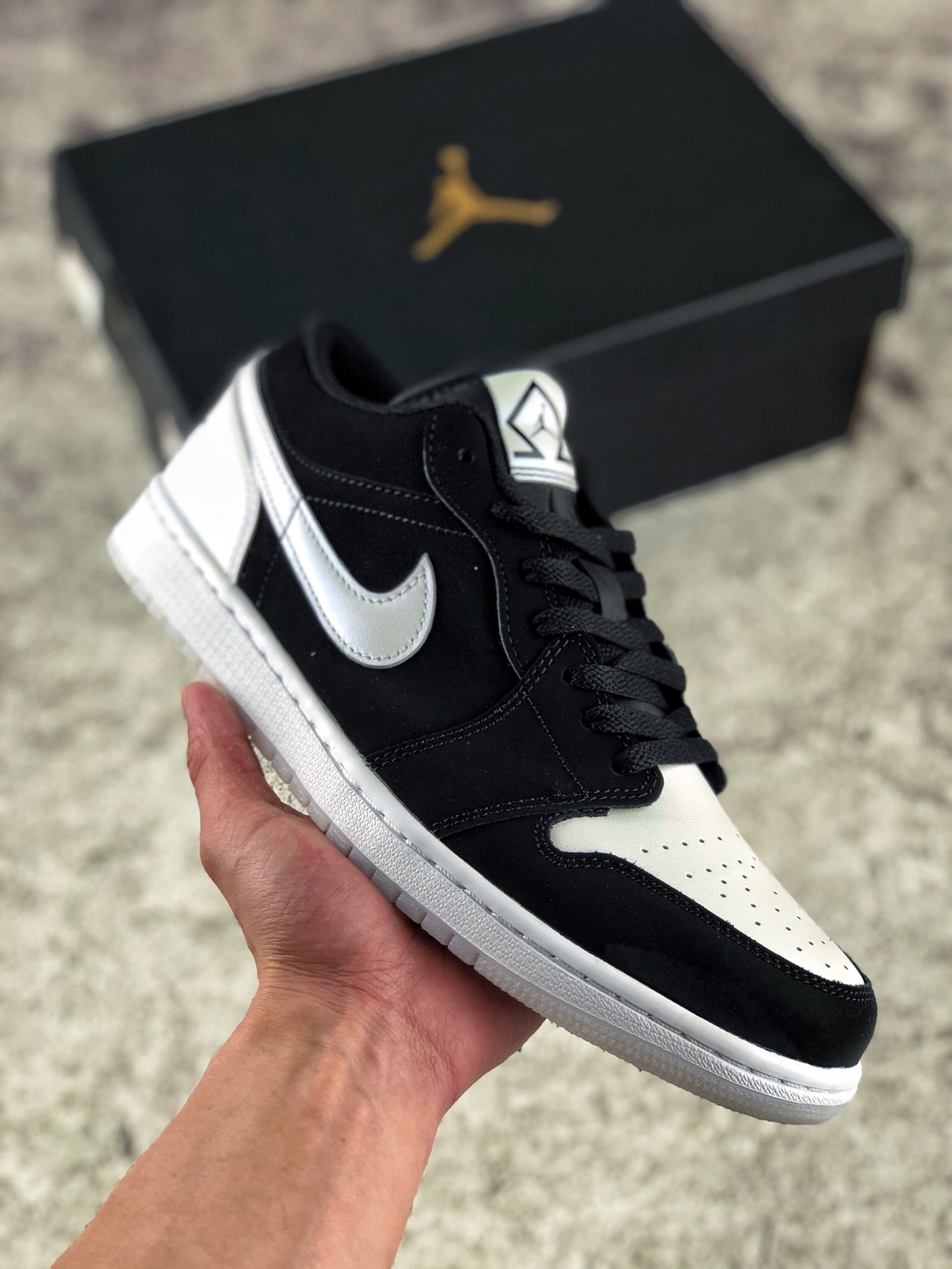 本地自取  终端放店
过验版  Air Jordan 1 Low 黑白 熊猫
市售最强低帮 天花板品质！
市面唯一正确版本 全鞋正品原材料 
公司原鞋购回重新打版开模 拒绝公底 购置公司同步原材料 都有细节还原95%全网最高版本 原汁原味 忠于原版
货号：DC0774-041
Size：35.5 36 36.5 37.5 38 38.5 39 40 40.5 41 42 42.5 43 44 44.5 45