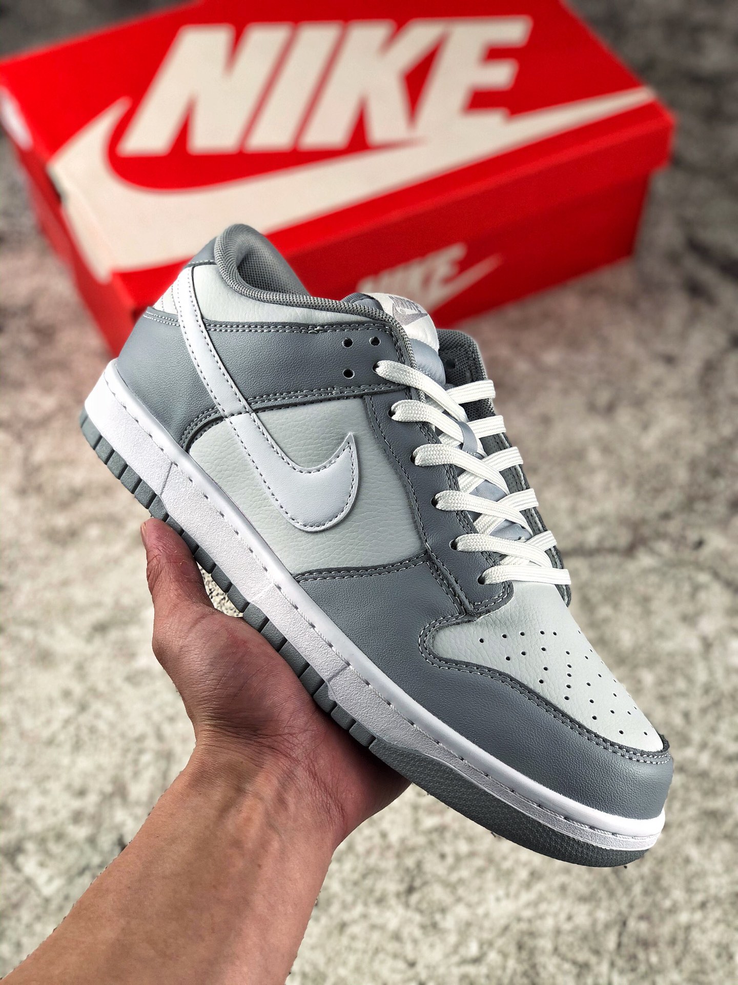 本地自取 终端放货
Nike Dunk Low Retro “Grey White” 酷灰配色
正确低趴鞋头细节  Nike 旗下的经典鞋款 Dunk Low 一直以来因为造型经典，设计简洁而被无数鞋迷追捧。整鞋使用全皮质材料制作，简洁的配色方案更能提升复古气息。鞋面三段式设计，灰白色互相搭配颇有 “酷灰” 的意味
货号: DJ6188-001
Size：36 36.5 37.5 38 38.5 39 40 40.5 41 42 42.5 43 44 44.5 45 46 47