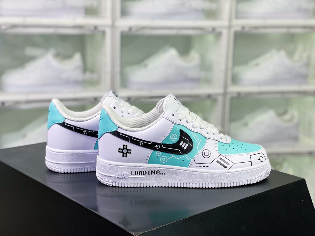 H0 男女鞋真标带半码采用硬质粒面牛培皮革鞋面材质内置全掌air sole气垫创意定制游戏机主题配色，耐克Nike Air Force 1 07 LV8″GAME OVER/ON PLAY”空军一号经典百搭休闲运动板鞋“皮革白黑浅蓝游戏印花”CW2288-111
