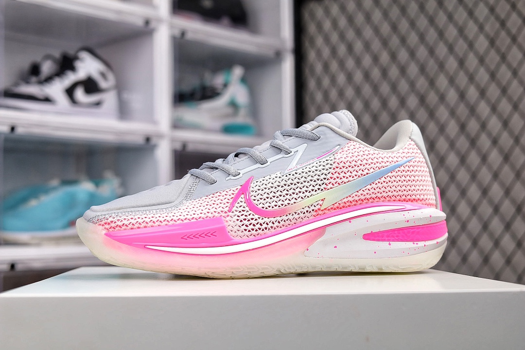 H5 NIKE 耐克篮球鞋 白粉 耐克 NIKE AIR ZOOM G.T. CUT EP LR篮球鞋 Nike Air Zoom GT系列一切的设计都是为了性能服务，球场才是它的最好归宿。“GT”是“Greater Than”的缩写，Nike此次的命名或许也解释了我们小标题的疑问——超越Hyperdunk系列，成为新的实战之王×388DC