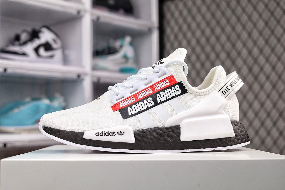 G5 阿迪达斯/Adidas Originals NMD_R1 速度线系列百搭休闲运动跑步鞋。潮流拼接，色彩拼接以鞋型、角度和面料，力求展现 adidas创新传统，采用时髦廓形，以抢眼外形诠释经典细节，为鞋款注入活力。搭配 Boost中底，助你舒适迈步×963YF