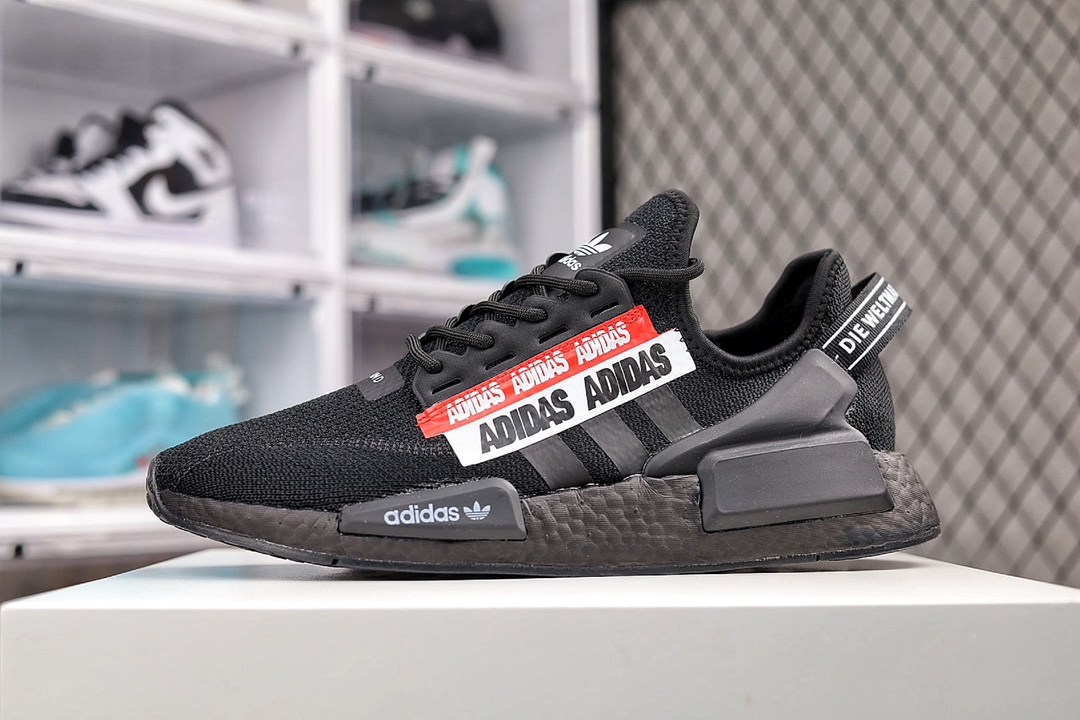 G5 阿迪达斯/Adidas Originals NMD_R1 速度线系列百搭休闲运动跑步鞋。潮流拼接，色彩拼接以鞋型、角度和面料，力求展现 adidas创新传统，采用时髦廓形，以抢眼外形诠释经典细节，为鞋款注入活力。搭配 Boost中底，助你舒适迈步×963YF