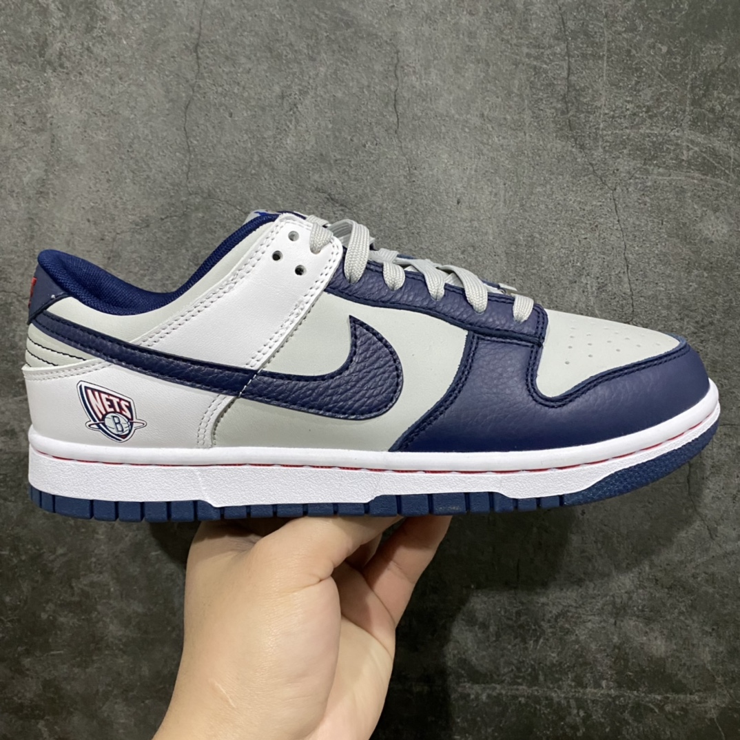 G版纯原NDunk Low EMB“Brooklyn Nets”篮网队 75周年 ,升级原厂皮料 全新购入新冲刀 正确配件原盒,原厂自组大底,无解鞋型 正确中底四线拉帮,原厂中底布 正确鞋带配件区别市面通货 正确全网唯一正确鞋型,一个鞋头秒杀市面所有货,自己看 货号:DD3363 001 尺码:35.5/47.5-选品中心