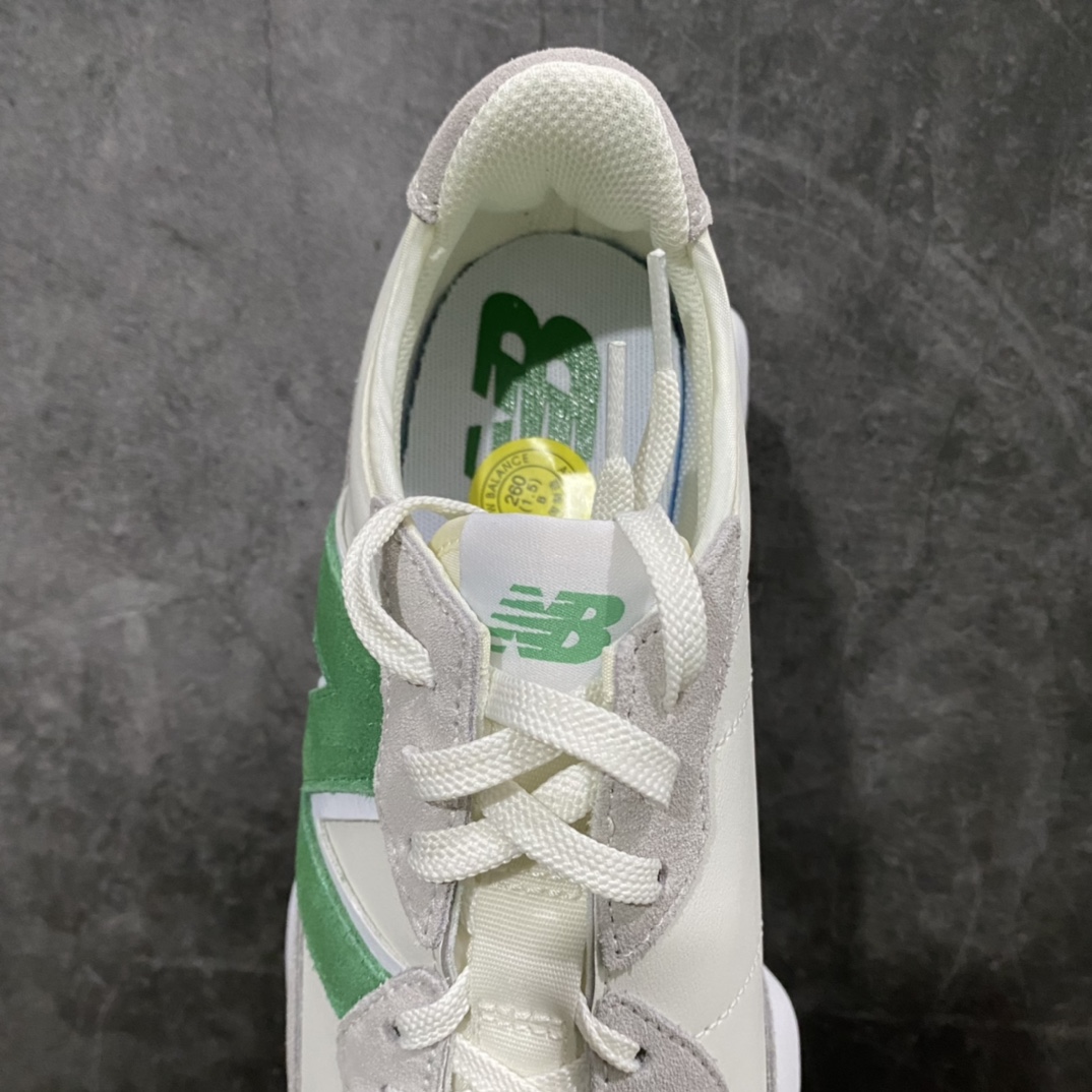 图片[6]-总裁版 New Balance NB327系列 复古休闲运动慢跑鞋 白绿 原厂细翻毛 原数据档案结合二次高弾MD材料打造原版鞋底 鞋面由原厂特殊定制材料纹路细腻 多道序QC把关品质完善 细节完美 以更纯粹的复古风格设计打造的全新造型 侧身还以解构设计 将 N 字标志以做旧压花样式呈现，样式别具新意 而麂皮、冲孔皮革的塑造 则呈现出高级怀旧气质 也让鞋款在奢华时装风格与运动氛围之间达到了平衡 尺码：36 37 37.5 38 38.5 39.5 40 40.5 41.5 42 42.5 43 44 45 46.5-选品中心