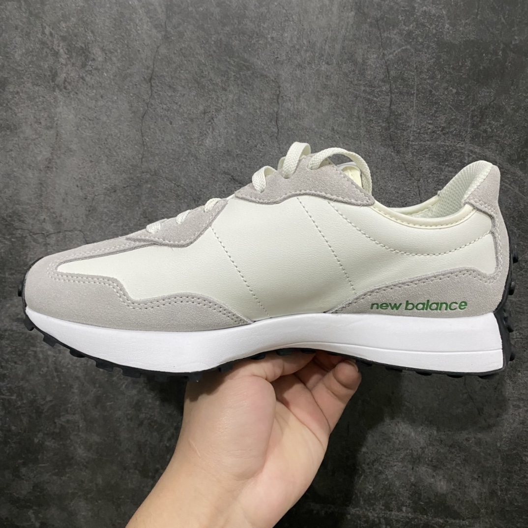 图片[2]-总裁版 New Balance NB327系列 复古休闲运动慢跑鞋 白绿 原厂细翻毛 原数据档案结合二次高弾MD材料打造原版鞋底 鞋面由原厂特殊定制材料纹路细腻 多道序QC把关品质完善 细节完美 以更纯粹的复古风格设计打造的全新造型 侧身还以解构设计 将 N 字标志以做旧压花样式呈现，样式别具新意 而麂皮、冲孔皮革的塑造 则呈现出高级怀旧气质 也让鞋款在奢华时装风格与运动氛围之间达到了平衡 尺码：36 37 37.5 38 38.5 39.5 40 40.5 41.5 42 42.5 43 44 45 46.5-选品中心